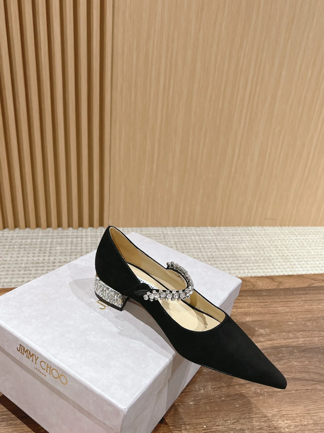 Туфли ?Мэри Джейн? от Jimmy с ремешком, украшенным стразами — черные.