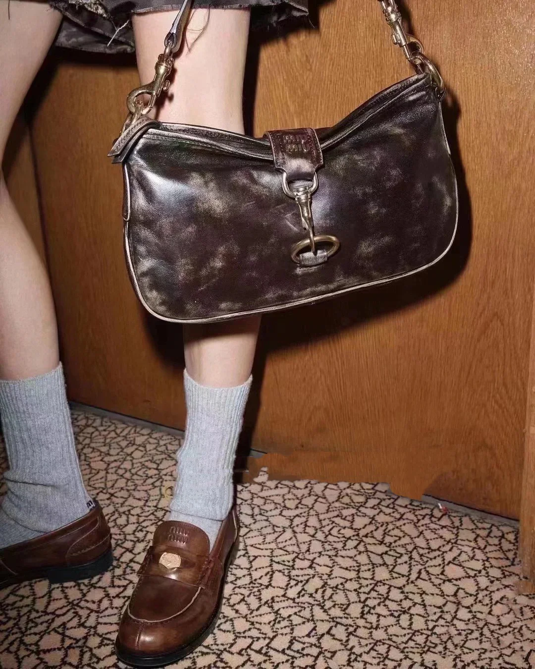 Винтажные лоферы Miu Miu с эффектом потертости и золотыми монетками — фотографии на теле.