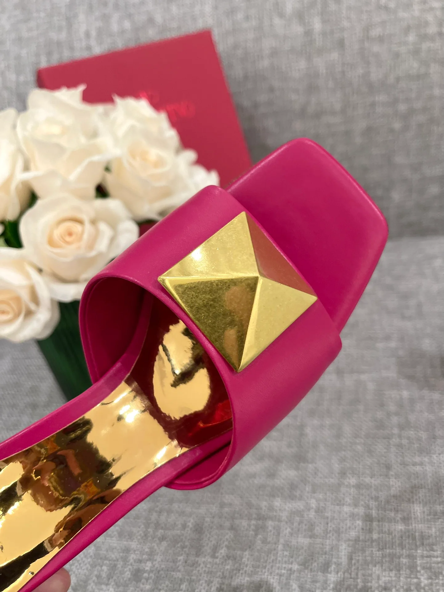 Босоножки Valentino на массивном каблуке - розовые