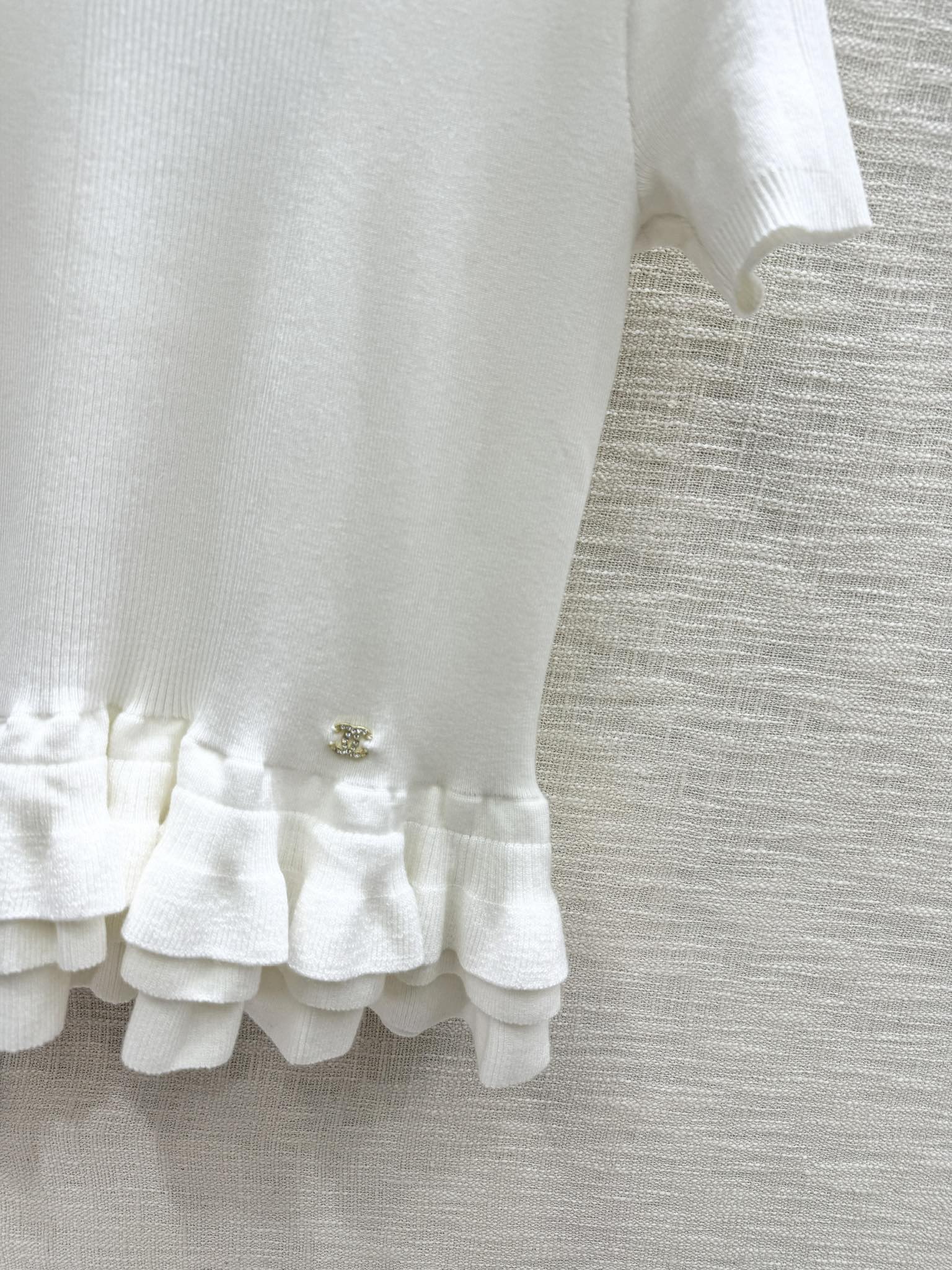 Chanel - 2403 - 24 Новинка ранней весны. Вязаный свитер с коротким рукавом и кружевной каймой - белый.