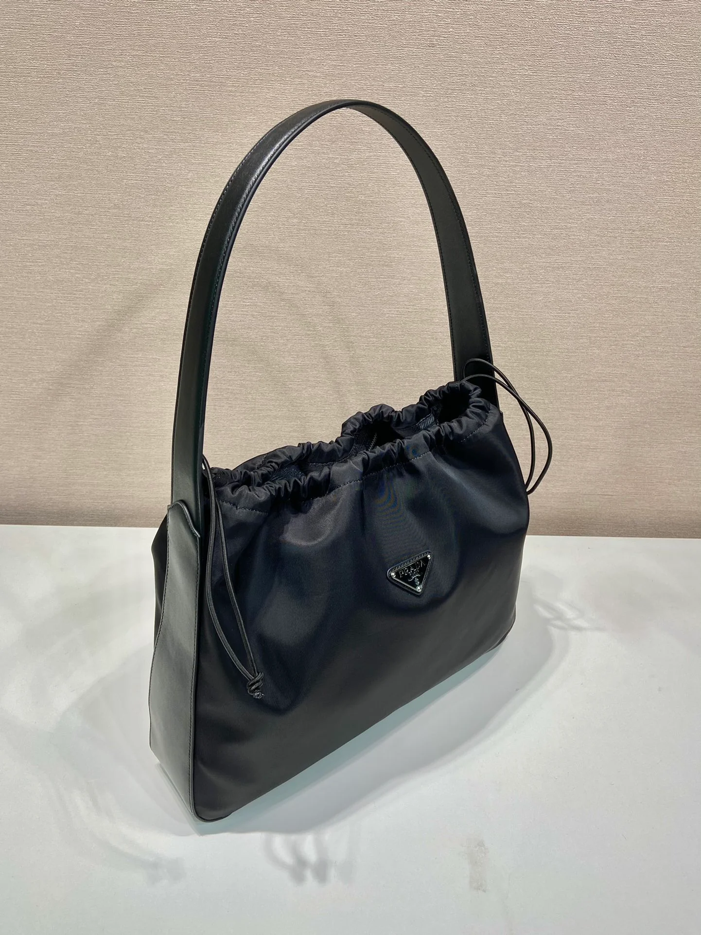 Винтажная сумка Prada на завязках, большая, черная.