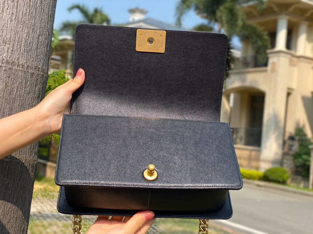 Часы Chanel Boy 25 см - из телячьей кожи с узором 