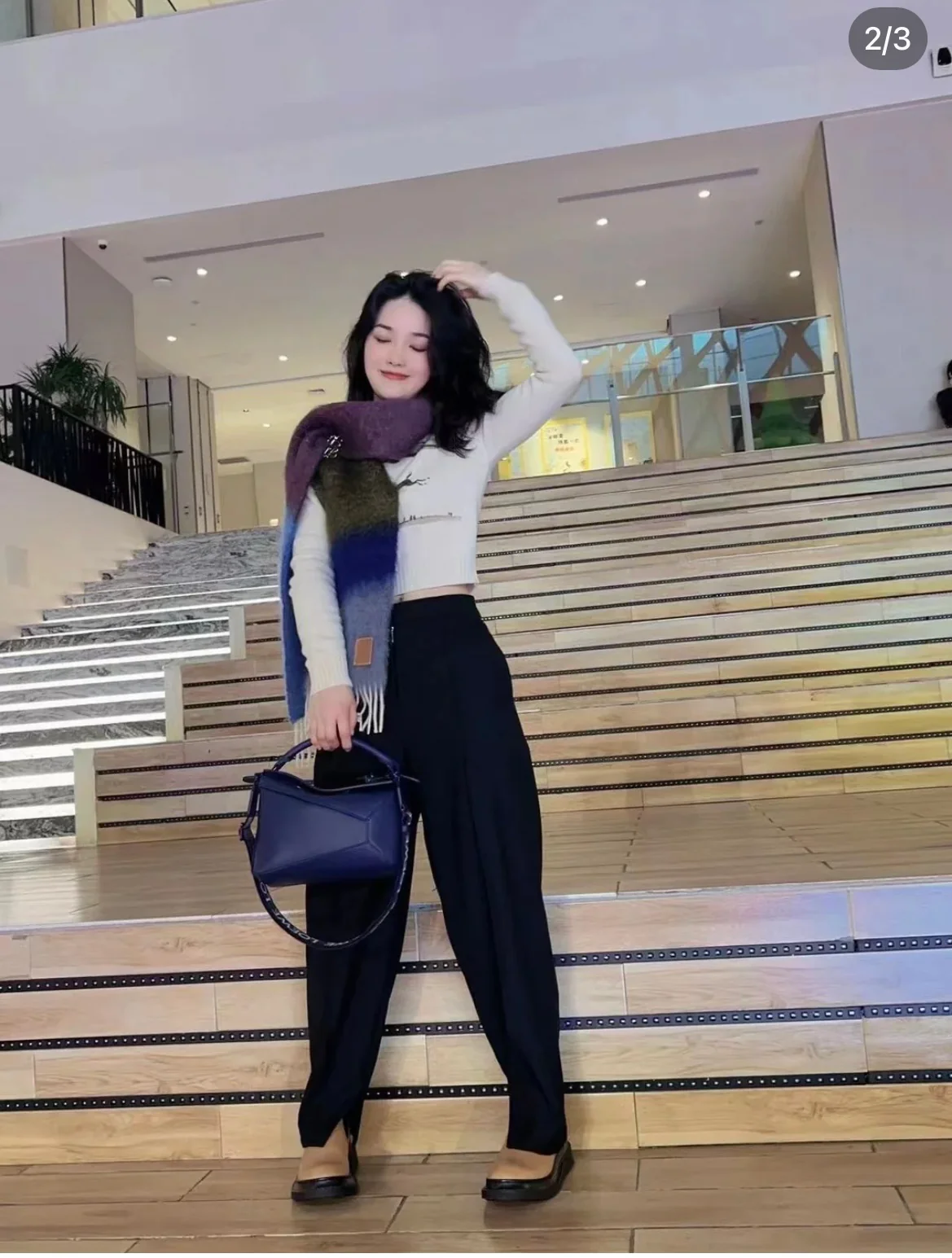 Сумка Loewe Puzzle Geometric с плечевым ремнем в виде буквы — темно-синяя.