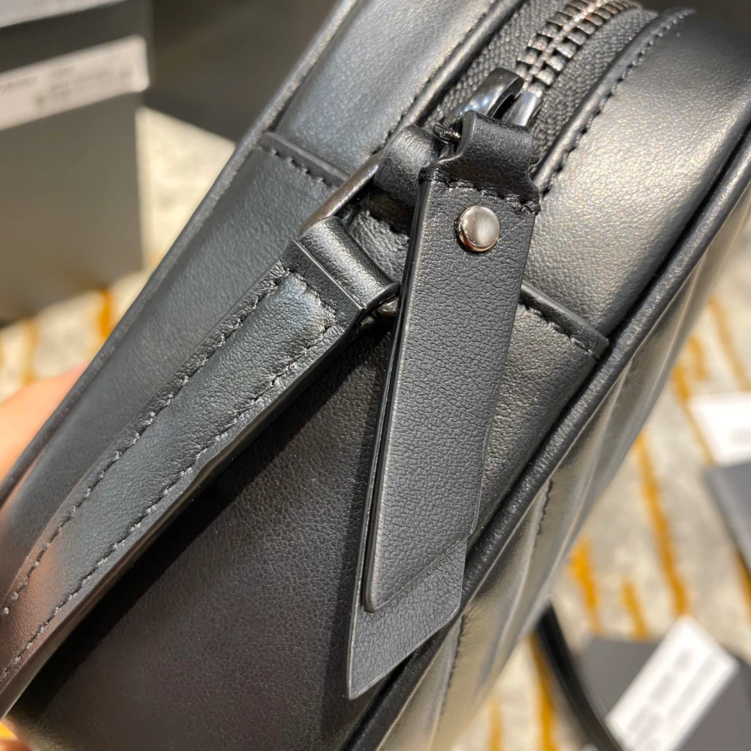 Фотосумка YSL Lou Bag — черная с черной пряжкой.