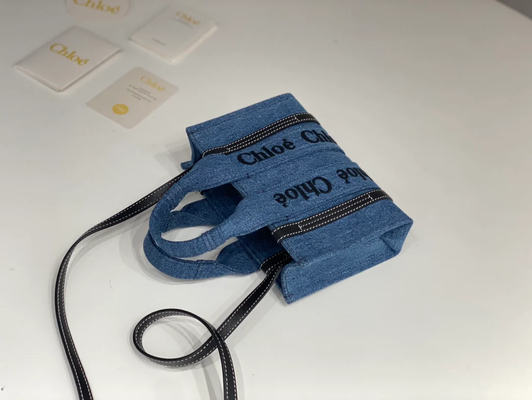 Новинка весны 2023 года от Chloe - Сумка-тоут Woody - Джинсово-синяя - Мини