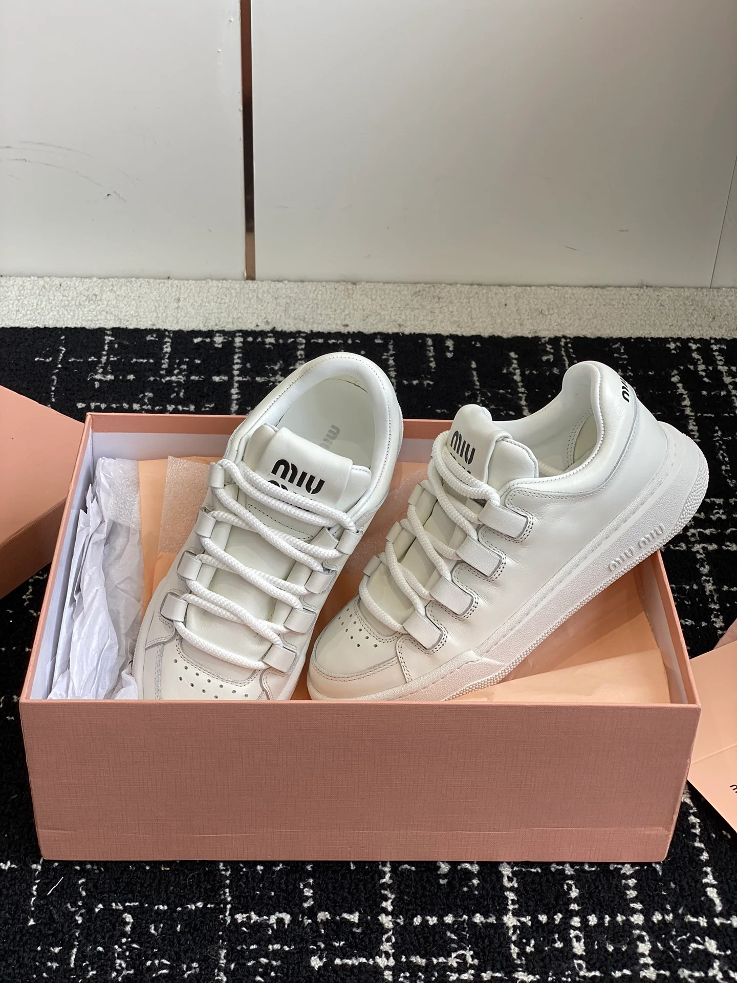 Кроссовки Miu Miu в стиле ретро с эффектом потертости - Повседневные кроссовки - Off-White