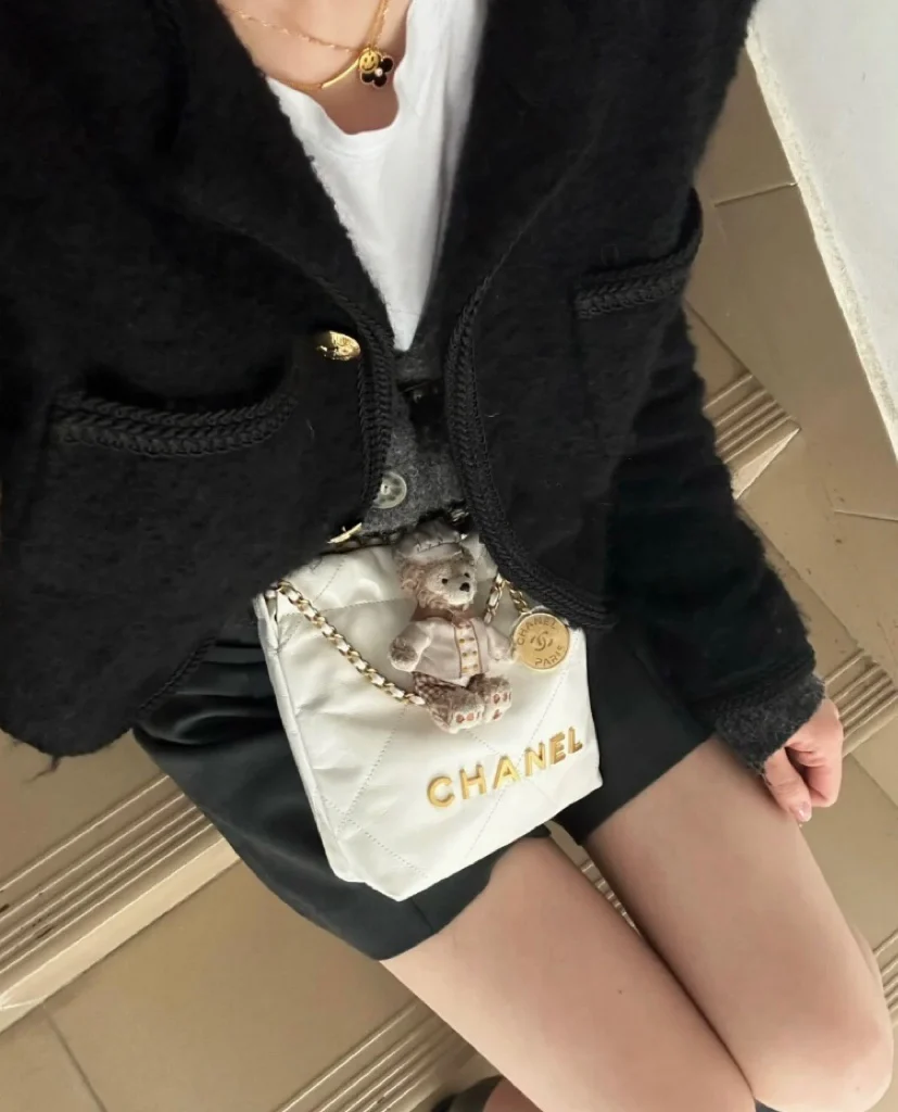 Новинка сезона весна/лето 2023 от Chanel - сумка 22 - мини - белое золото - фотографии в действии.