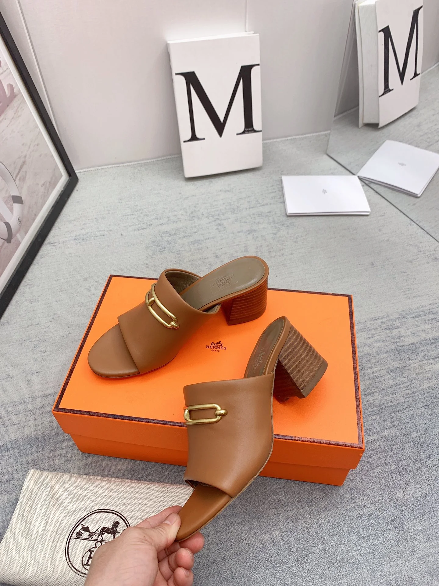 Новинка сезона весна/лето 2022 от Hermes — высококачественные сандалии на массивном каблуке.