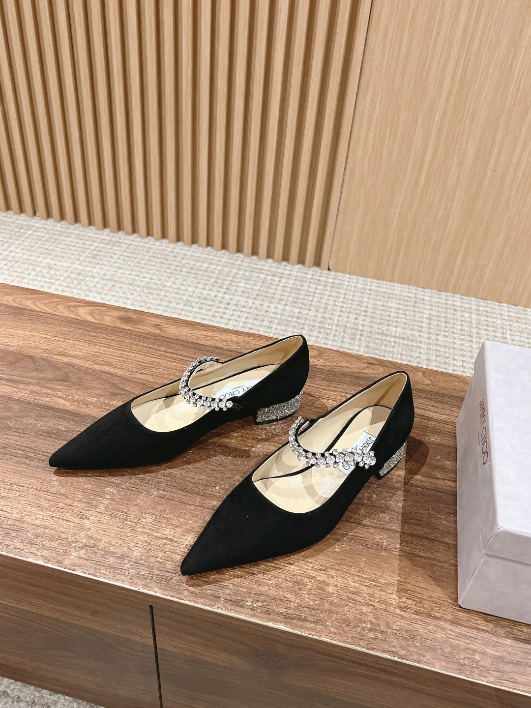 Туфли ?Мэри Джейн? от Jimmy с ремешком, украшенным стразами — черные.