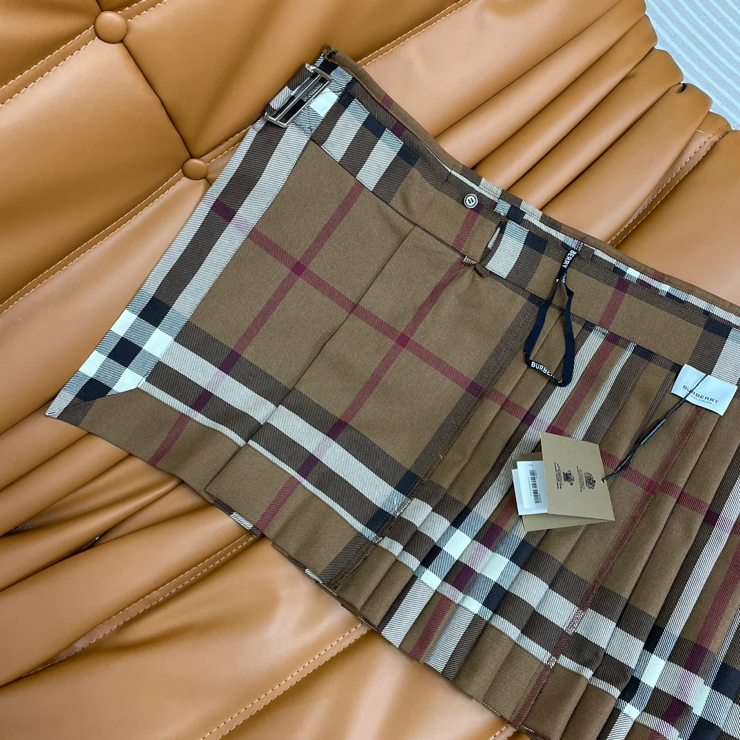 Burberry - 2403 - Новинка начала весны: клетчатая плиссированная мини-юбка с поясом.