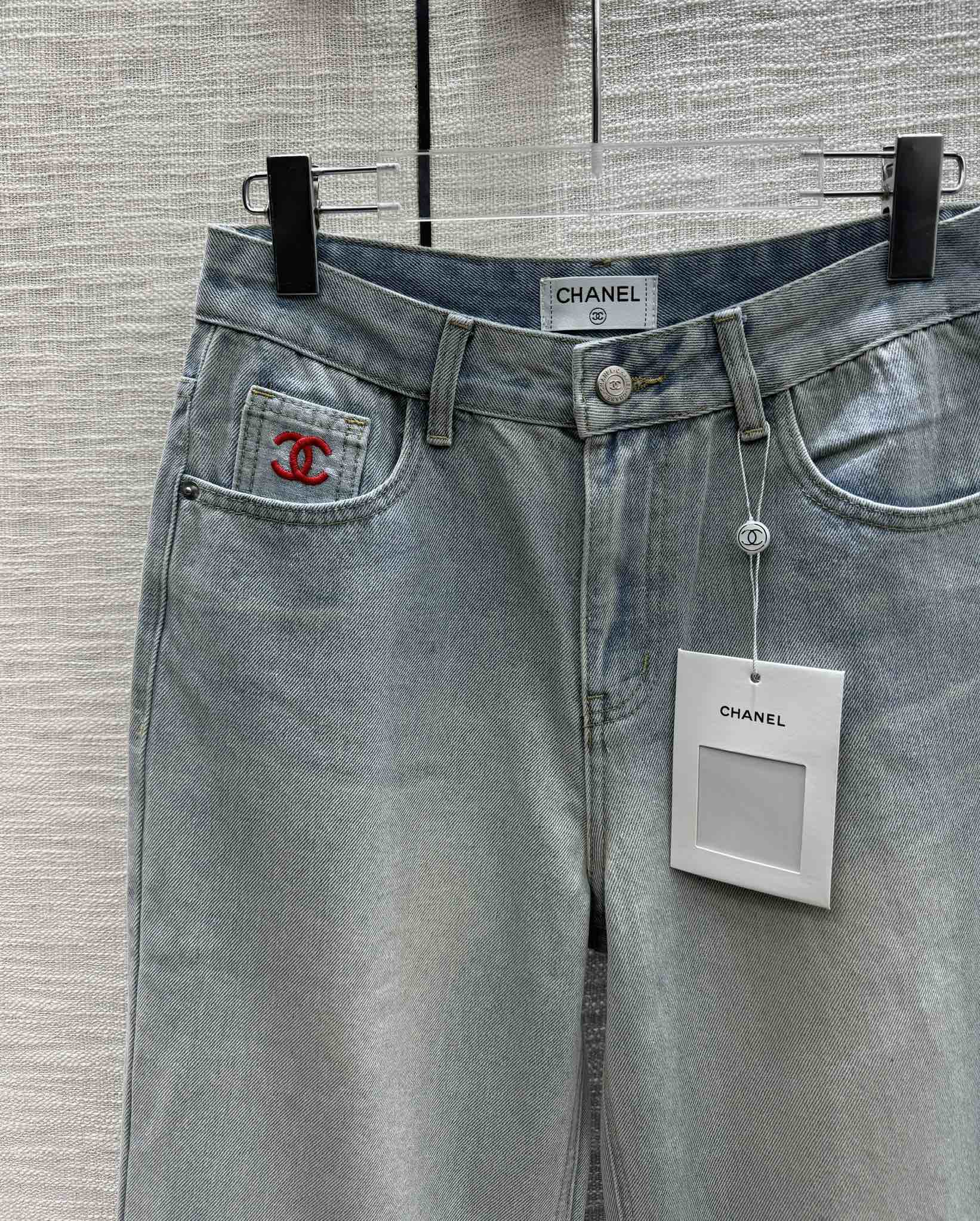 Джинсы Chanel 2403 с широкими штанинами и вышитыми карманами