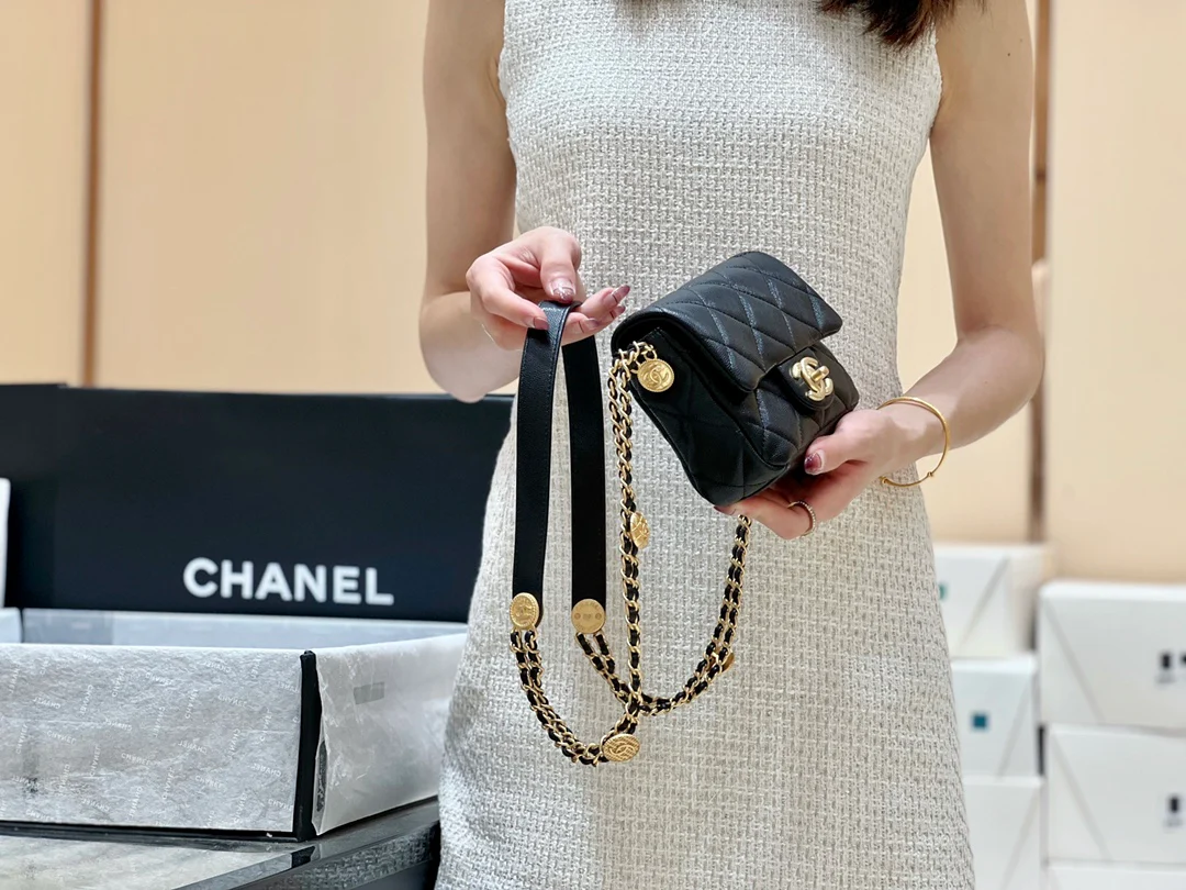 Сумка Chanel CF с цепочкой и монетками — зернистая телячья кожа — маленькая — черная — фотографии, демонстрирующие, как она выглядит на руке.