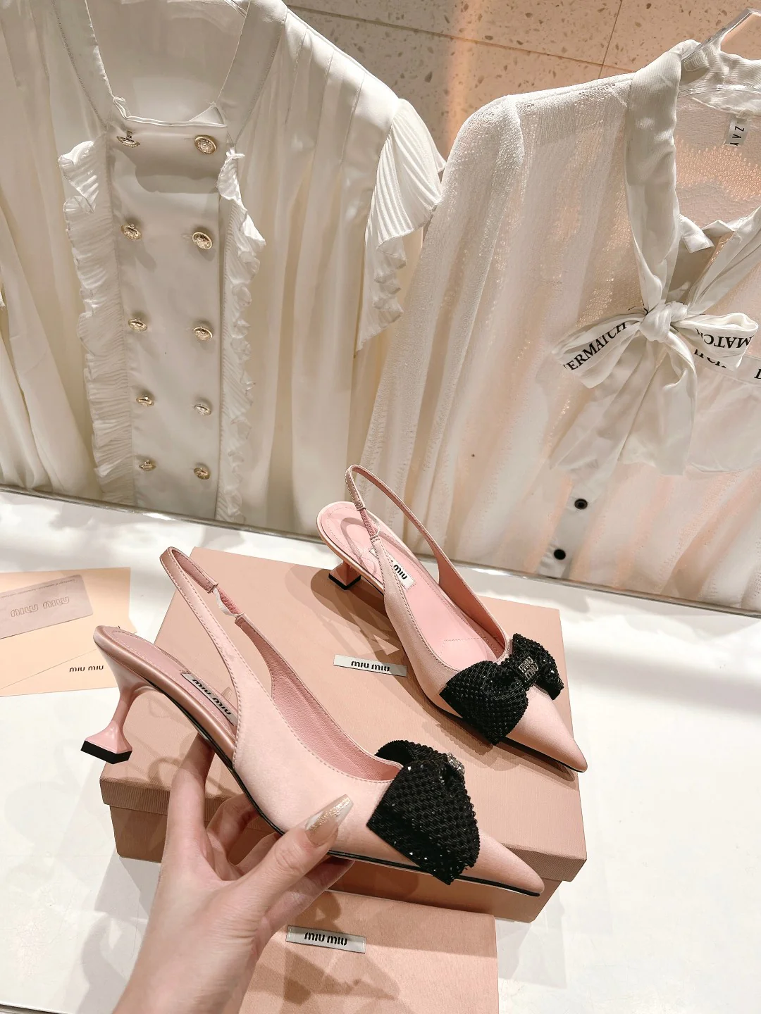 Новинка сезона весна/лето 2023 от Miu Miu - Босоножки на высоком каблуке с острым носком, украшенные стразами - высота 6 см - Розовые