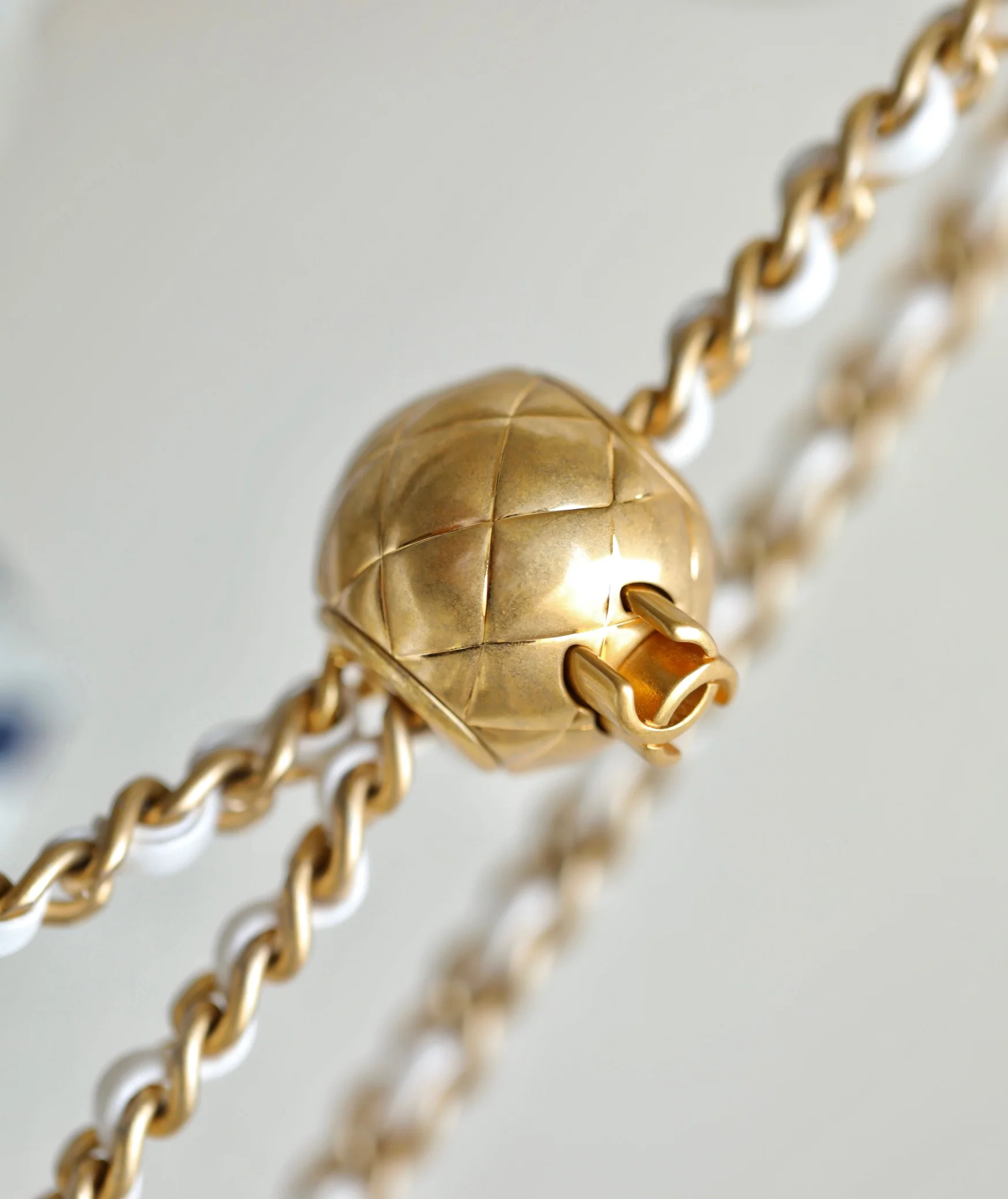 Мини-платье Chanel CF Gold Ball - белое