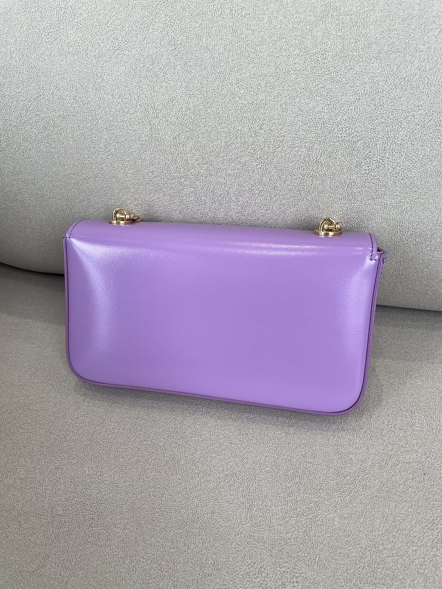 Сумка Celine Triomphe на плечо из глянцевой телячьей кожи с цепочкой — сиренево-фиолетовая.