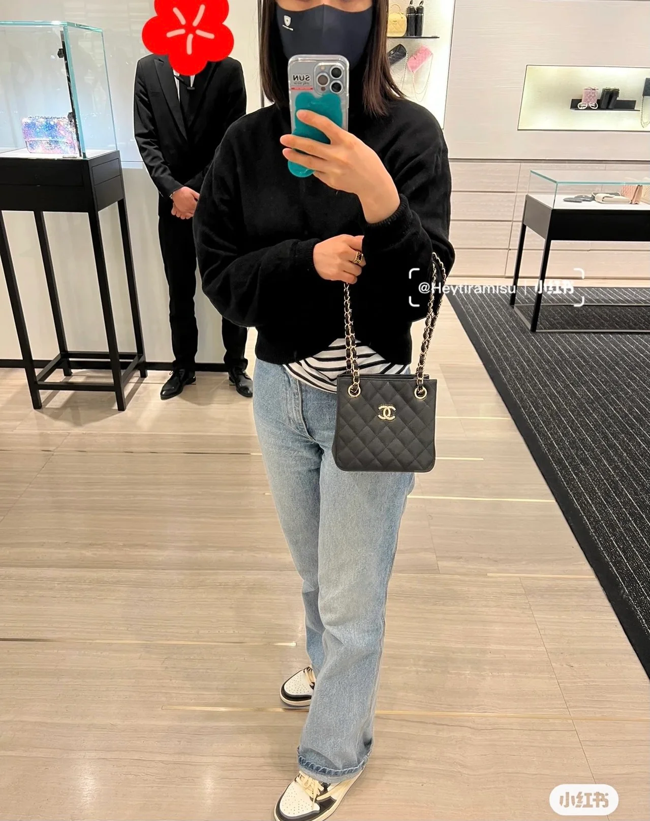 Новая сумка-тоут Chanel весна/лето 2022 — фотографии в действии.