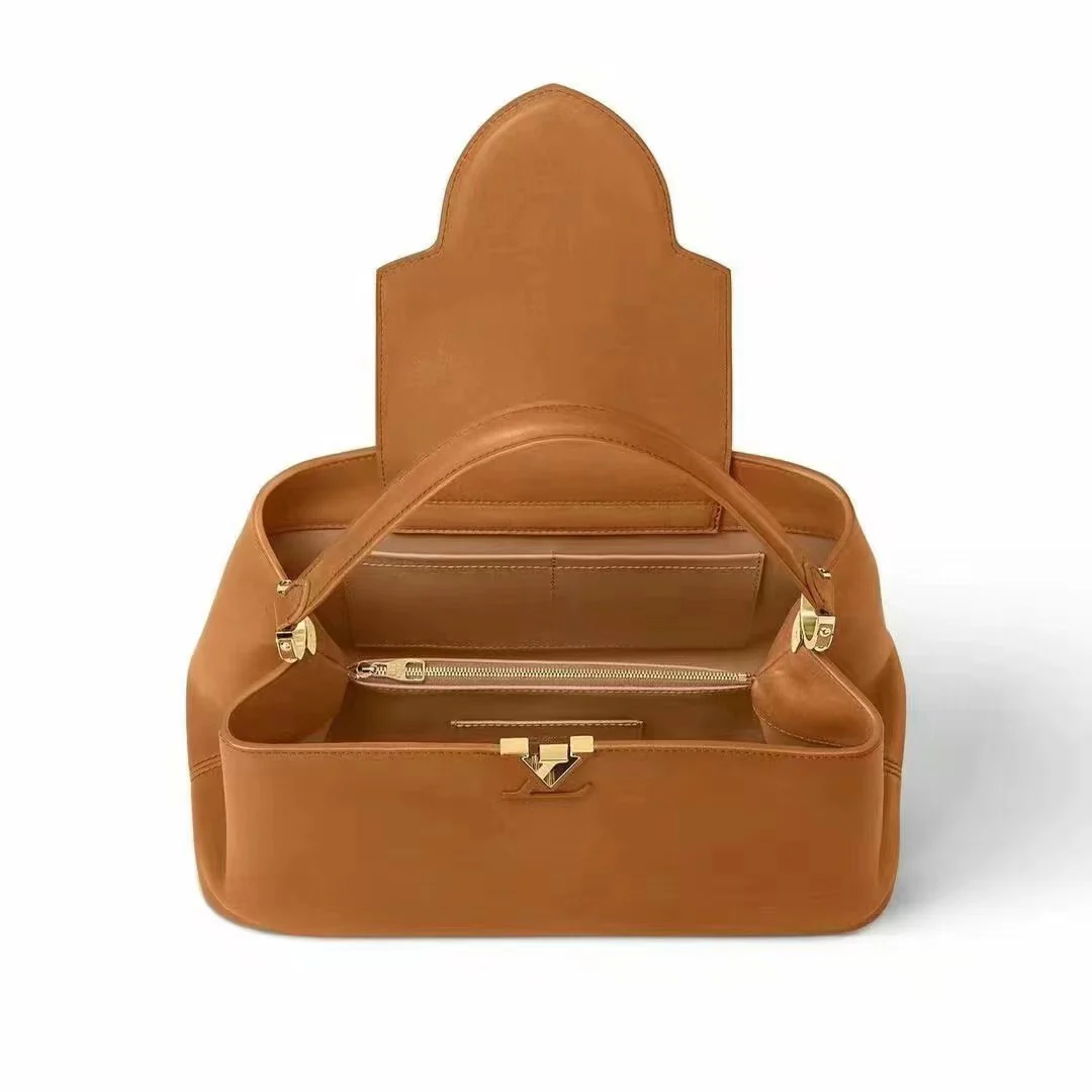 m24067-LV-Capucines Большая сумка, коричневая с золотой фурнитурой