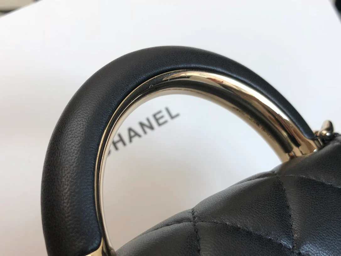 Маленькая сумка Chanel 2022 Métiers d'Art Collection — черный — кожа ягненка