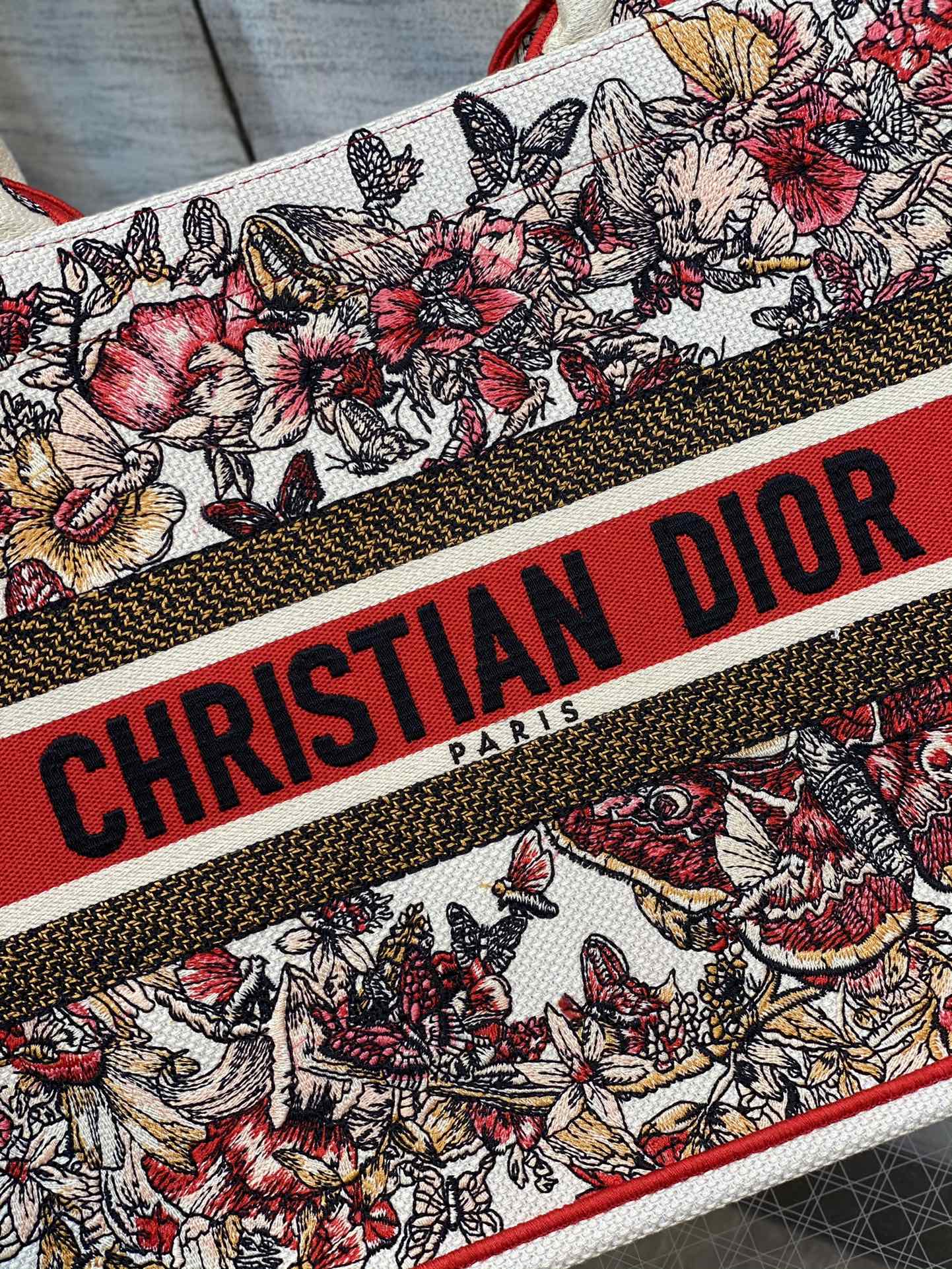 Сумка-тоут Dior Book, маленький размер 36-5 см, вышивка в виде бабочек.
