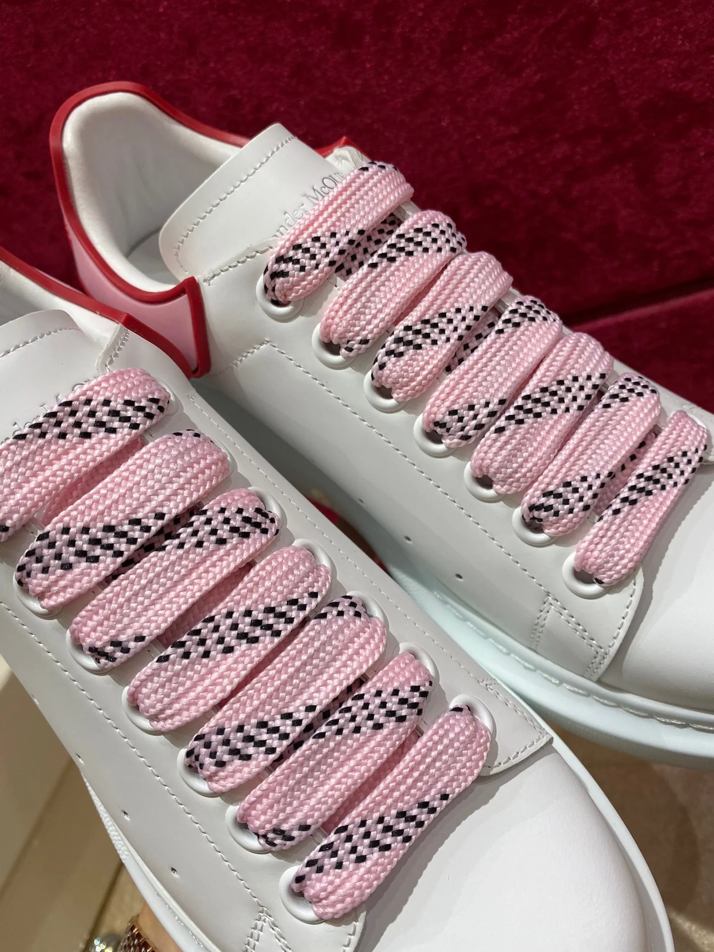 Классические белые кроссовки McQueen с розовой пяткой