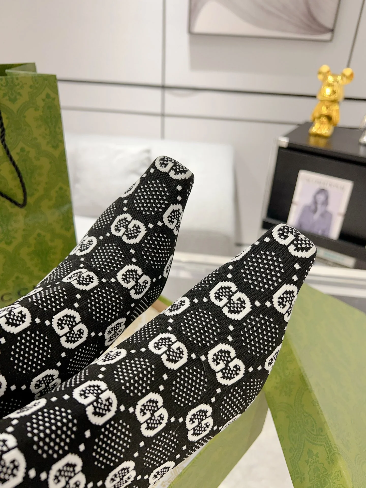 Gucci - Ботильоны на шпильке с сетчатыми вставками и стразами - Черно-белые