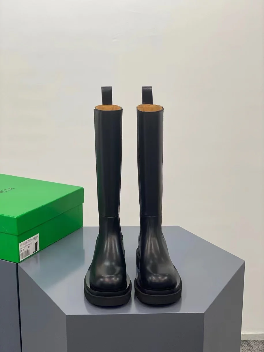 Новинка сезона осень/зима 2022 от BV - высокие сапоги с закругленным носком - модель без шнуровки сзади.