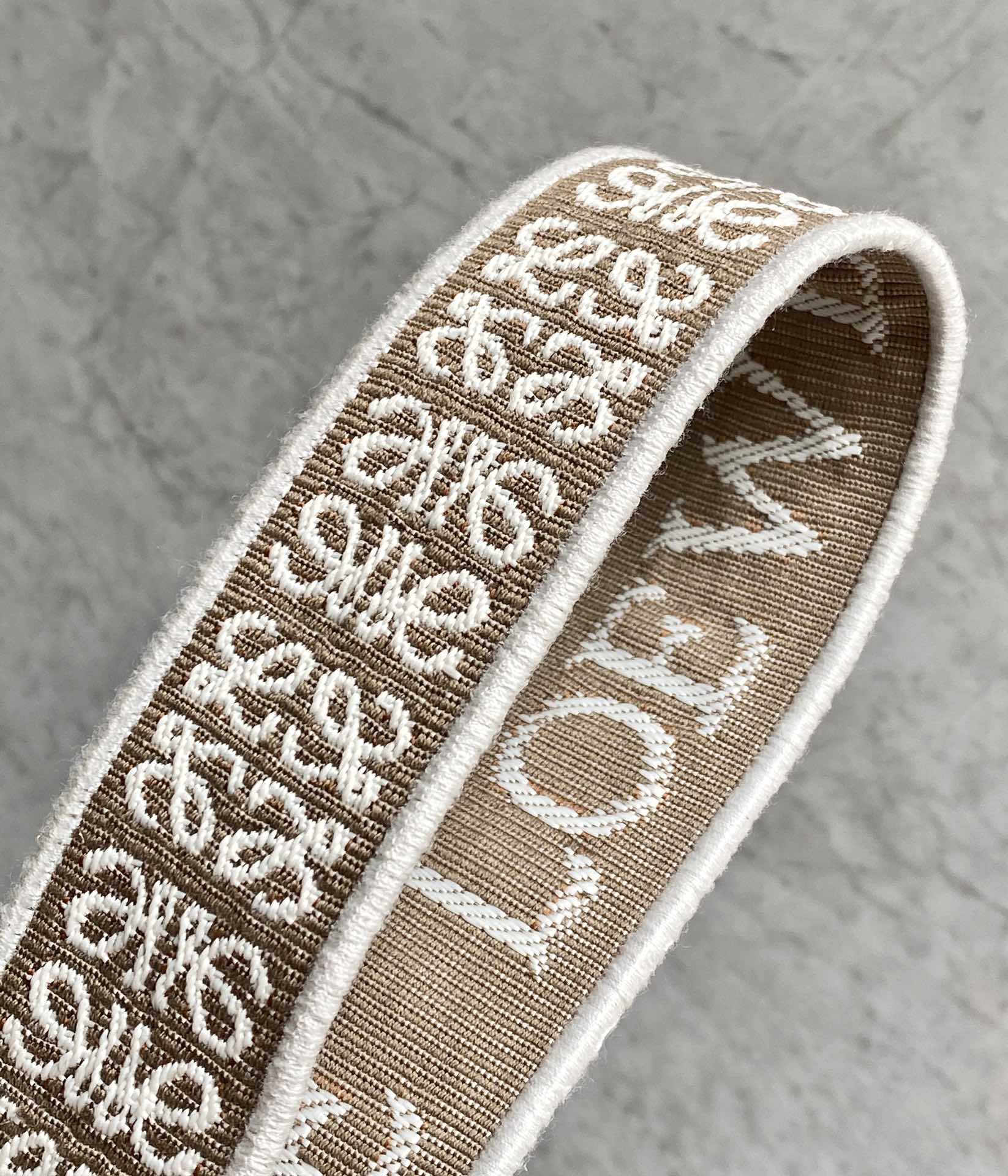 Ремешок для плеча Loewe Gate Small 20x19x11,5 см с надписью.