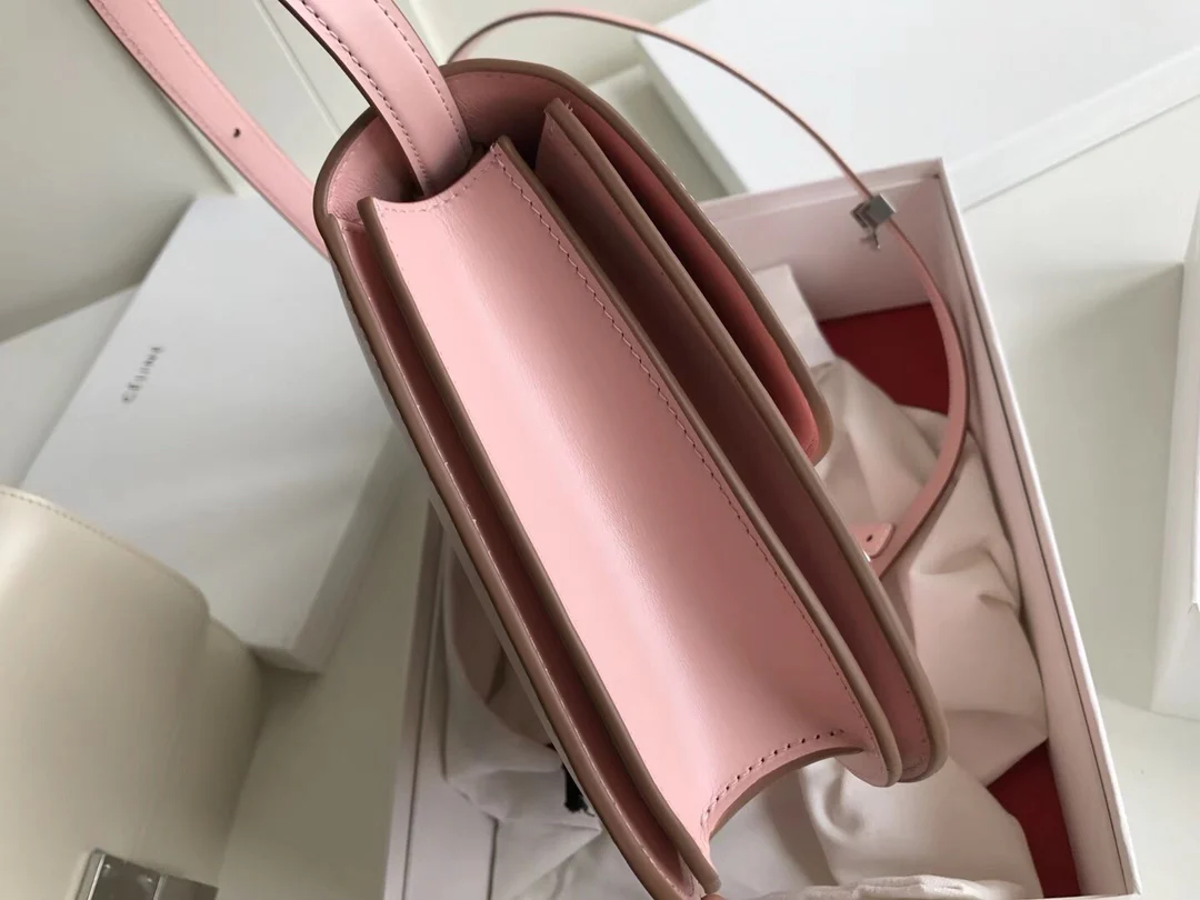 Сумка Celine Box Medium из полированной телячьей кожи — розовая с серебряными пряжками.