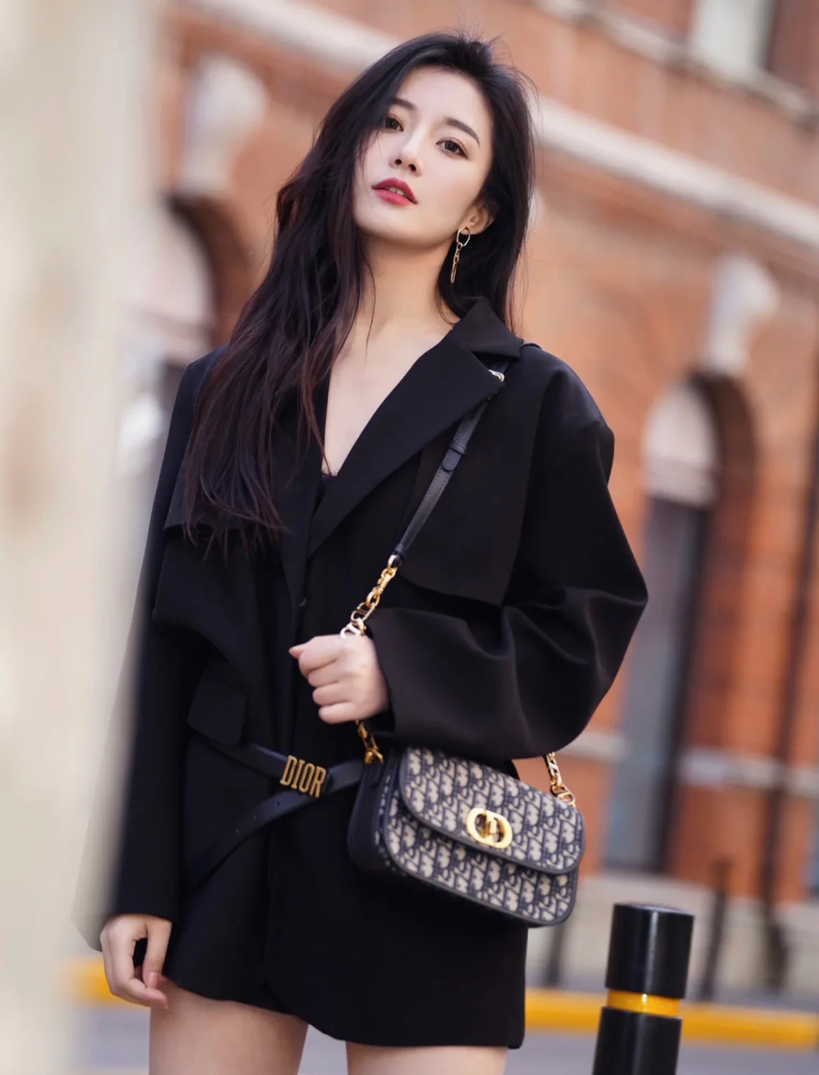 Сумка Dior Montaigne Avenue на цепочке — фото в действии.