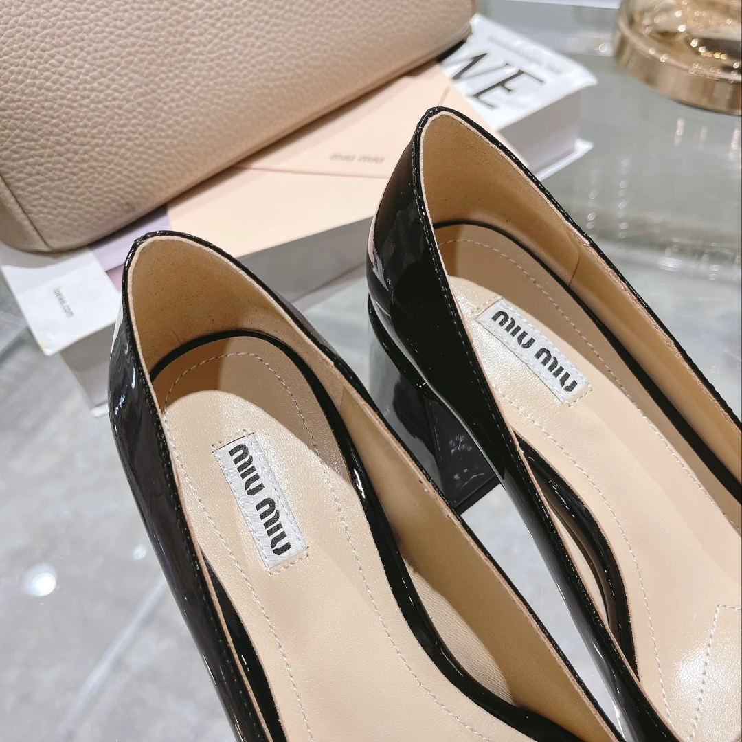 Новинка Miu Miu 2022 года - Туфли на массивном каблуке с квадратным носком - Черные