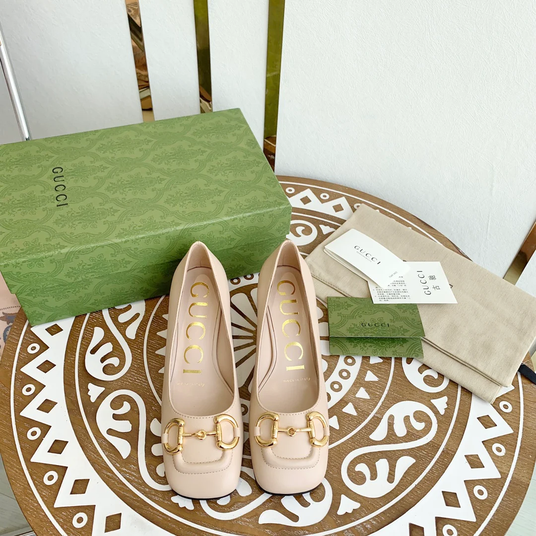 Весенняя коллекция Gucci 2021 — Туфли на массивном каблуке с пряжкой в ??виде конской уздечки.