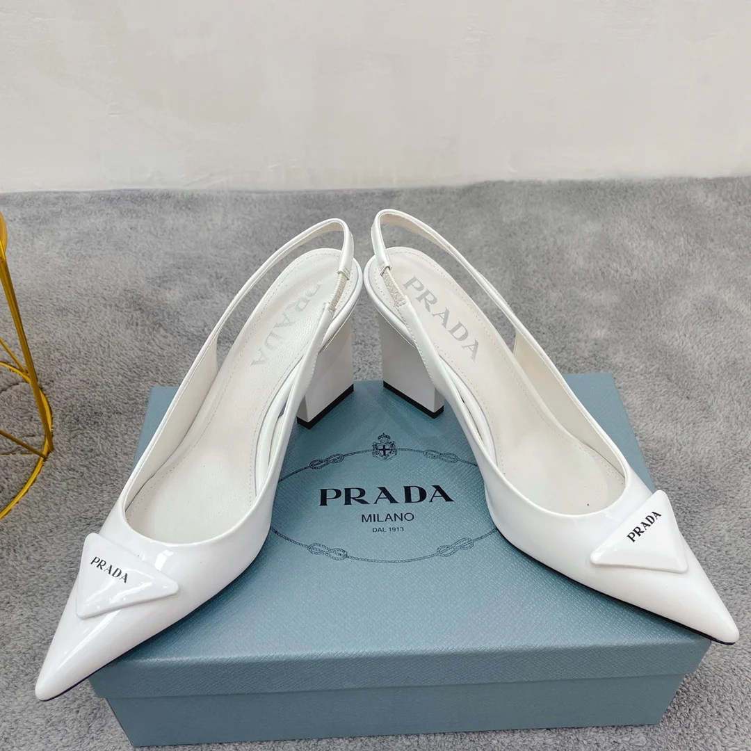 Новинка сезона весна/лето 2022 от Prada - туфли на каблуке с открытой пяткой