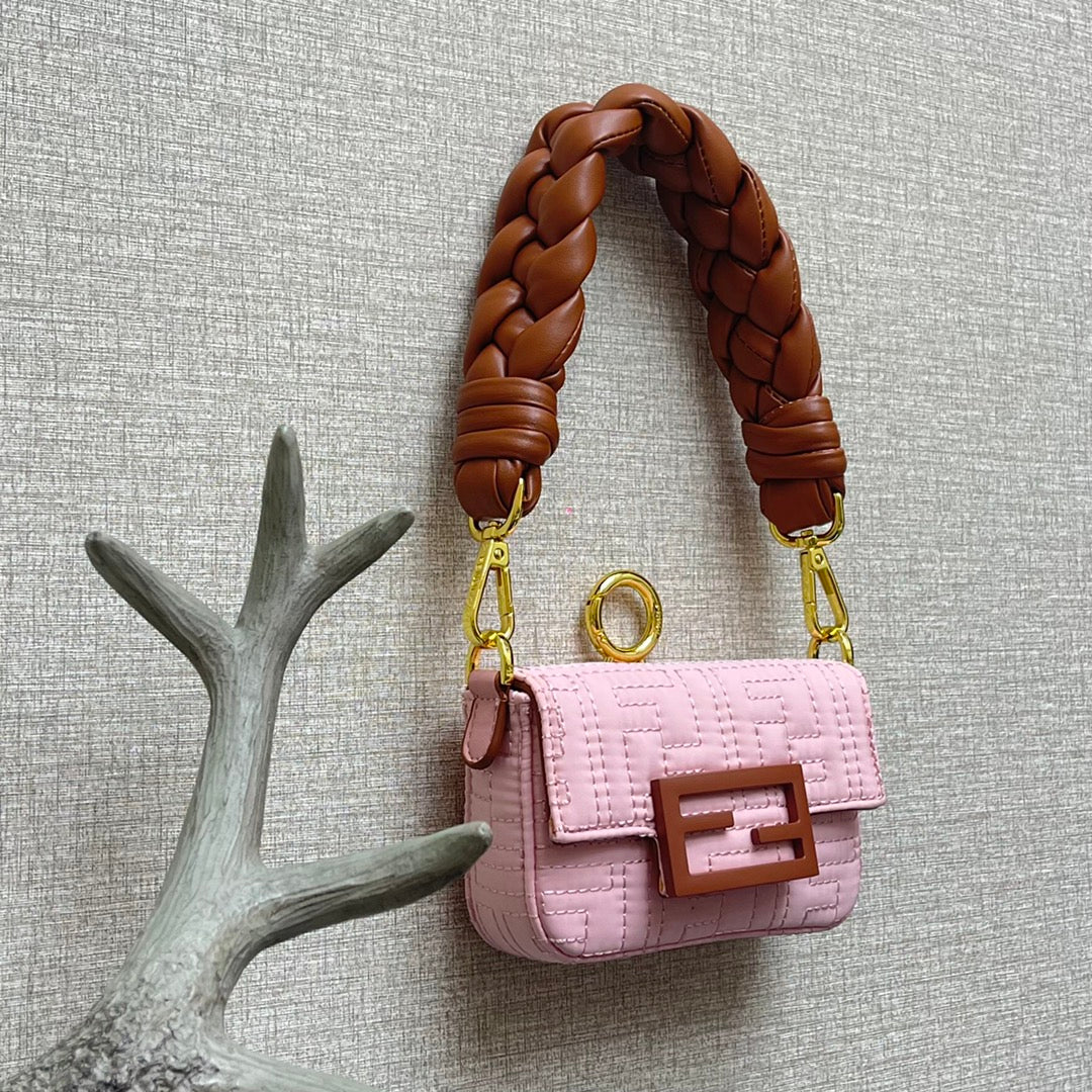 Маленький розовый нано-багель Fendi Baguette