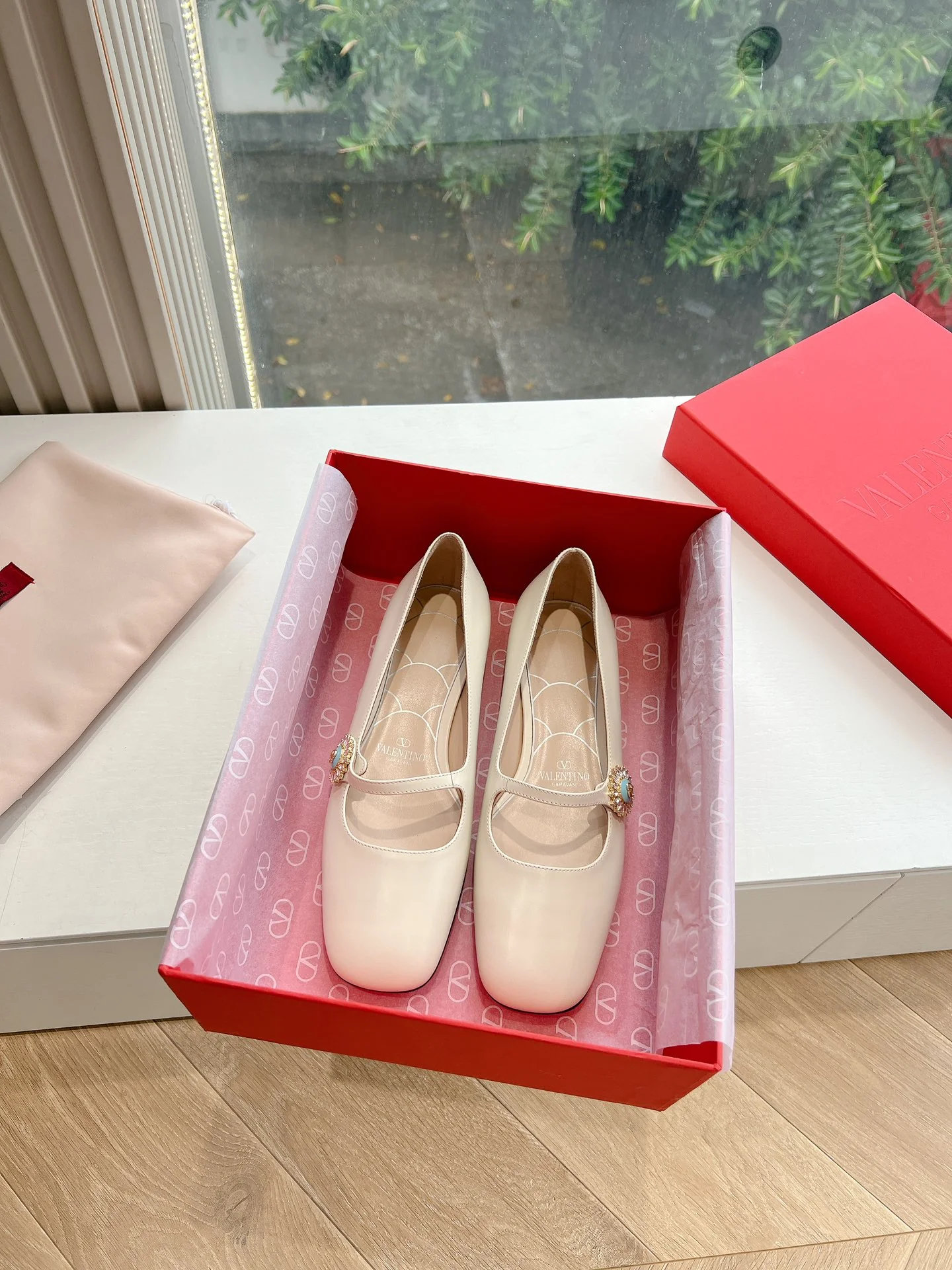 Туфли на низком каблуке с закругленным носком Valentino 2024 — белые.