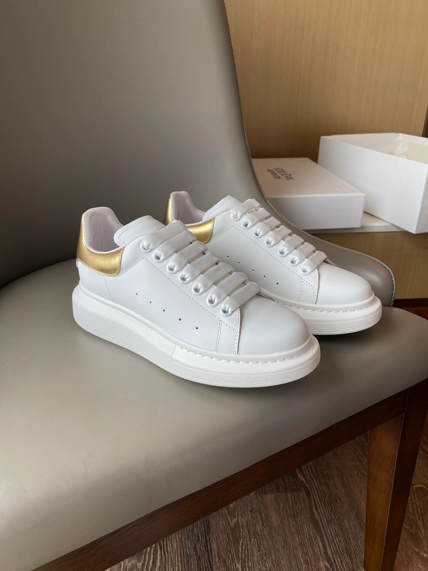 Классические белые кроссовки McQueen - ярко-золотые