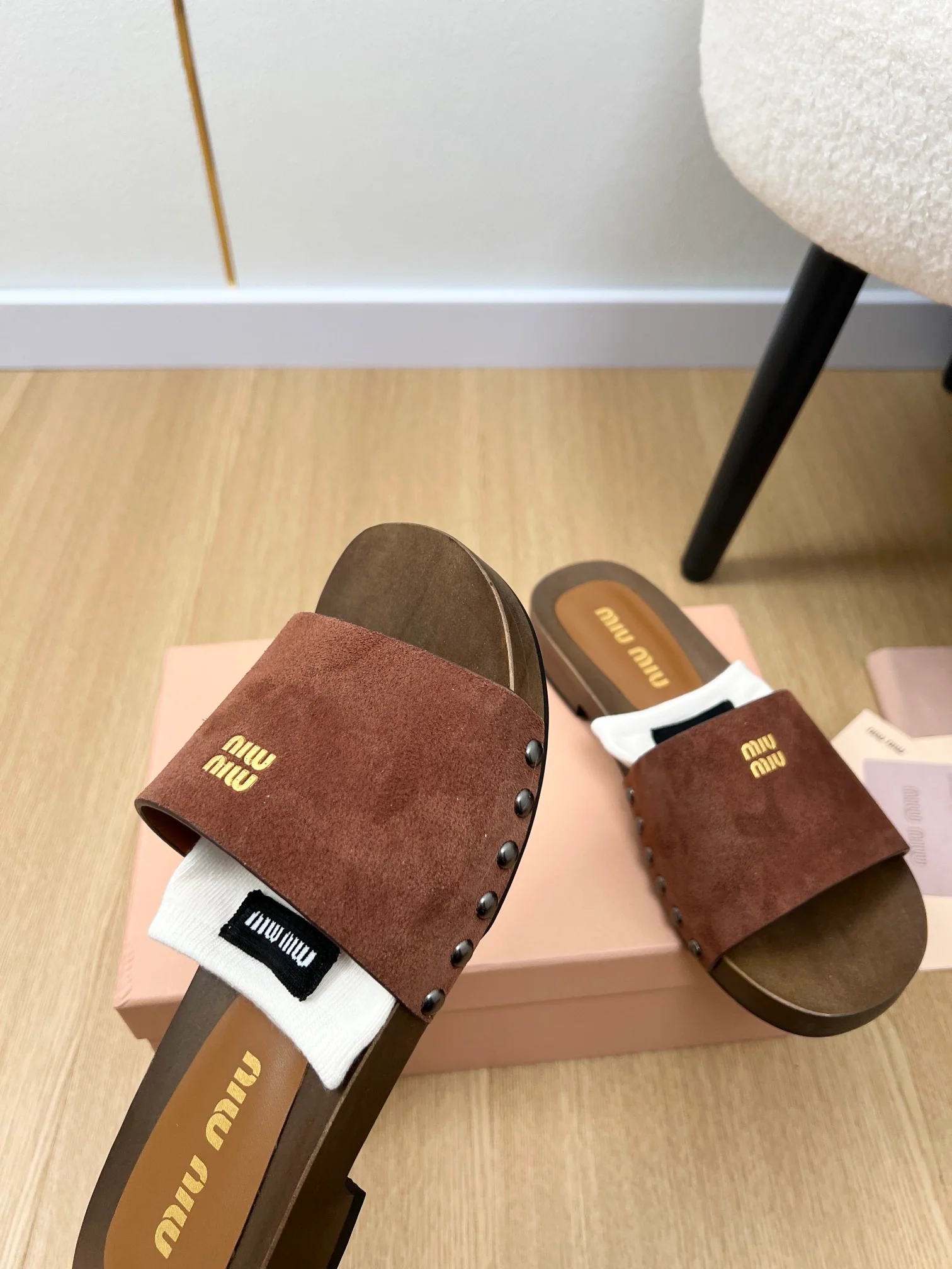 Замшевые деревянные тапочки Miu Miu 2024 - темно-коричневые