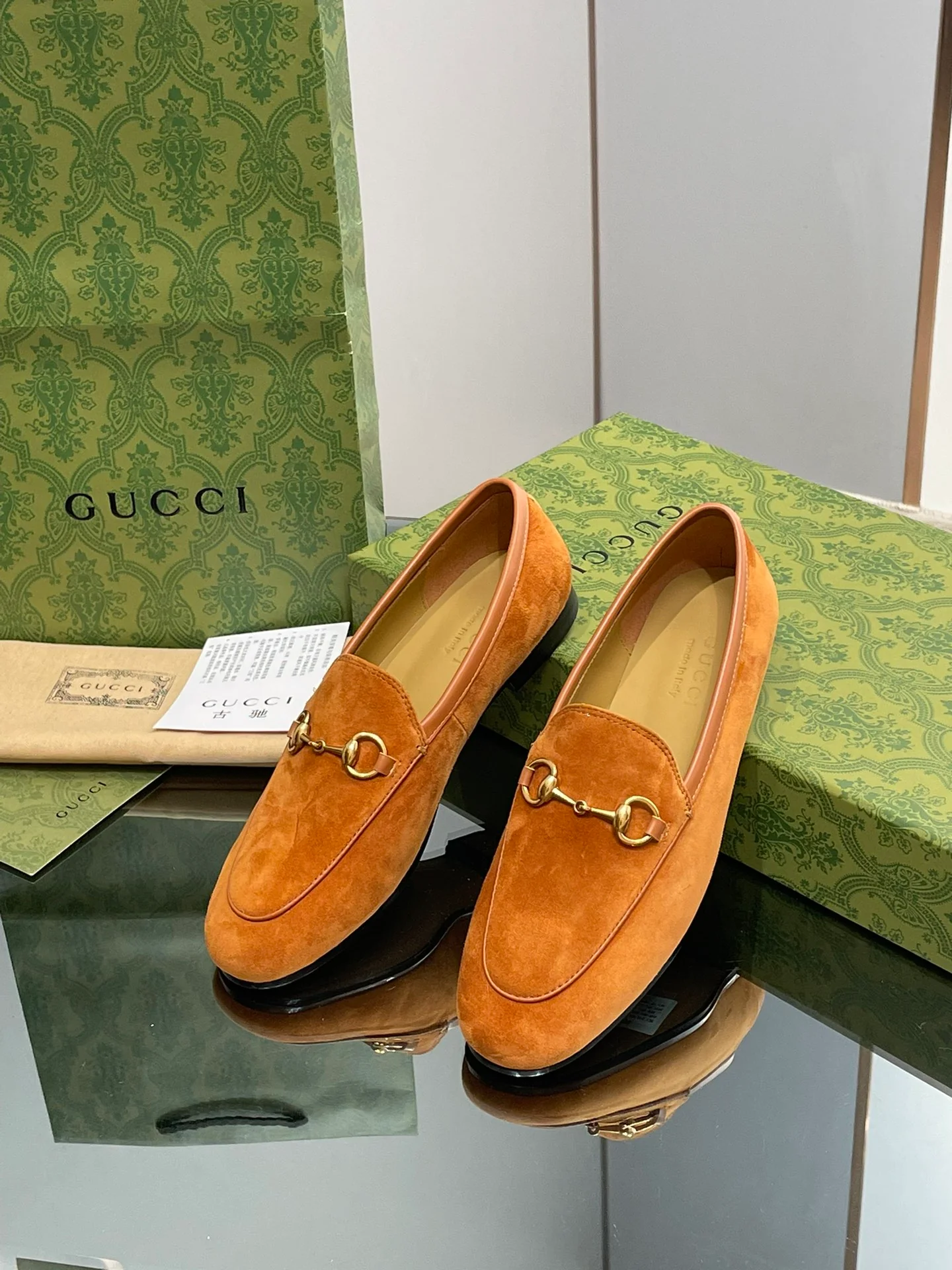 Новинка сезона осень/зима 2023 от Gucci - Замшевые балетки с закрытым носком - Кофейный цвет