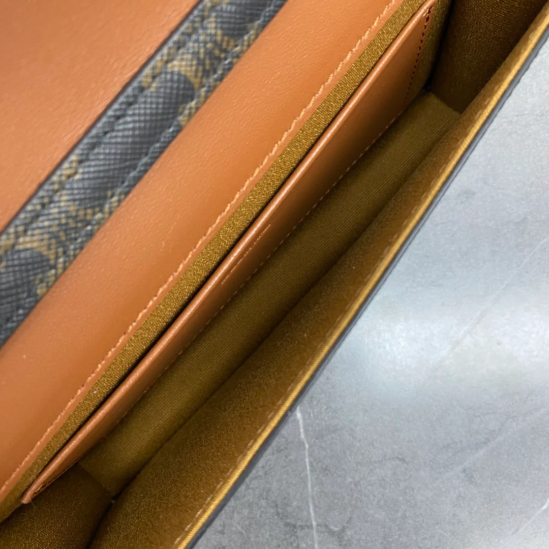 Сумка Celine Triomphe из классического канваса с принтом и клапаном - коричневая с монограммой.