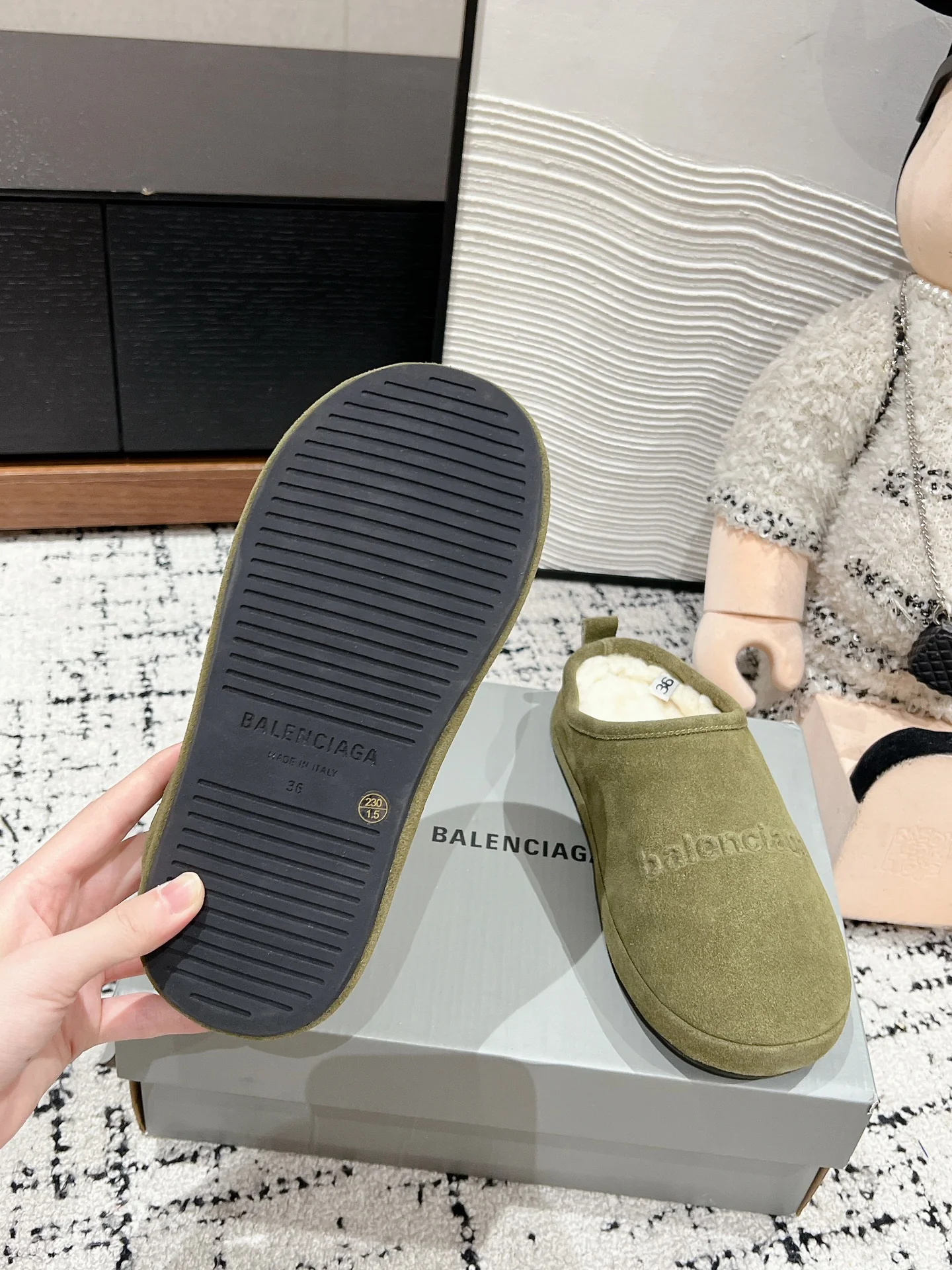 Меховые тапочки Balenciaga 2024 - зеленые