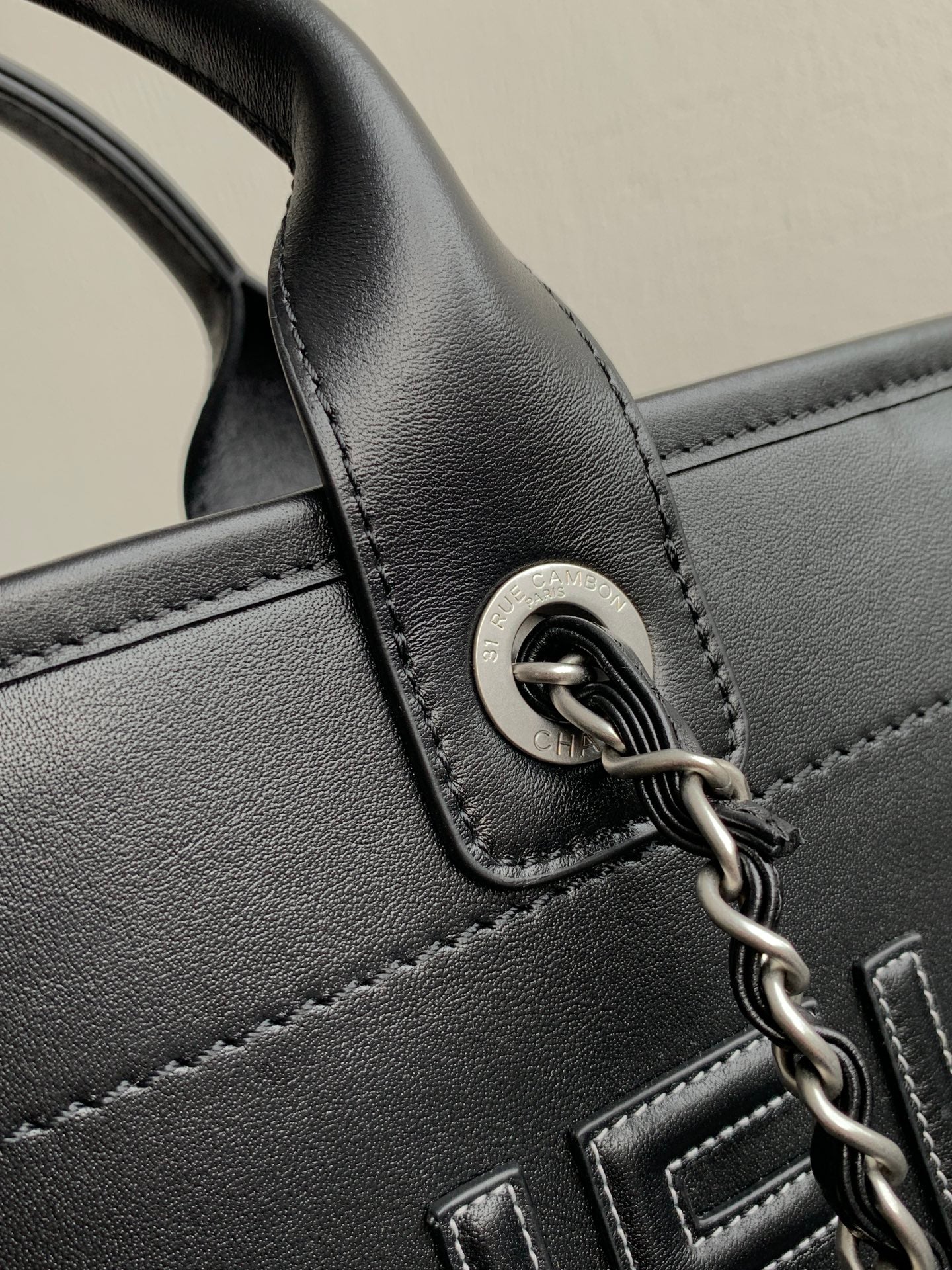 Пляжная сумка Chanel 24a из натуральной кожи, маленькая, черная.