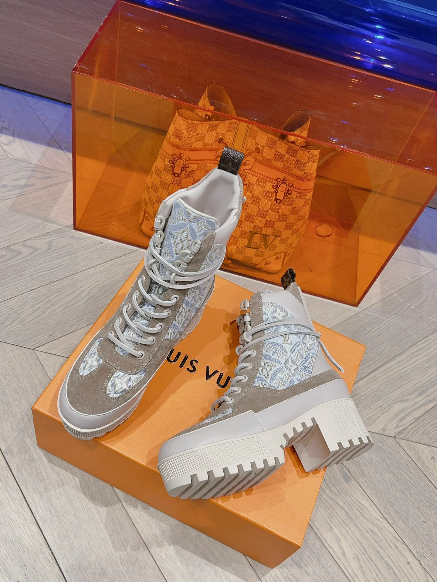 Новинка осенне-зимней коллекции LV 2023 — Ботинки Мартин на высоком каблуке — Абрикосово-белый цвет