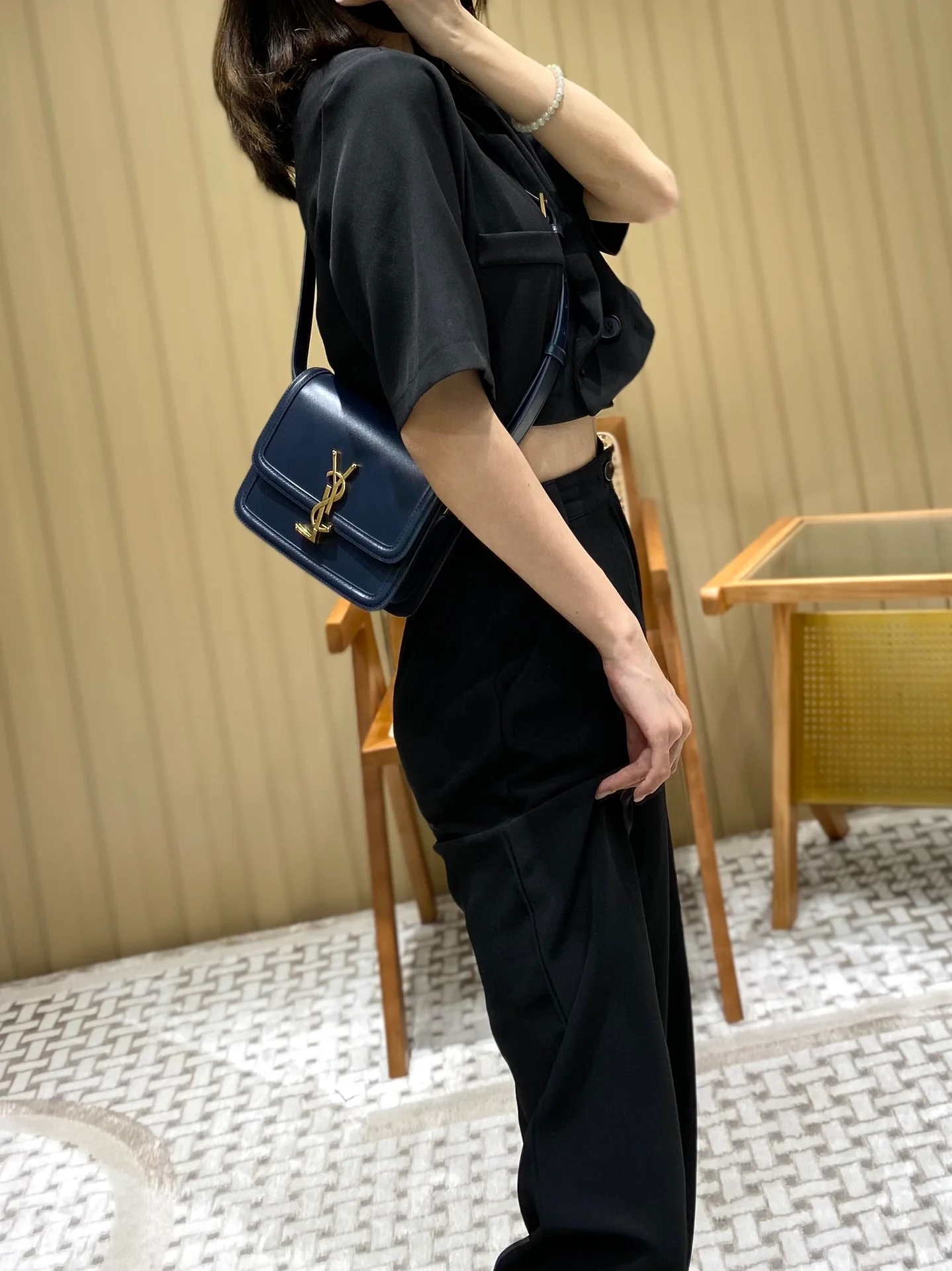 Сумка YSL Solferino Tofu Bag - грязно-синяя - 18 см - На фото: На мне