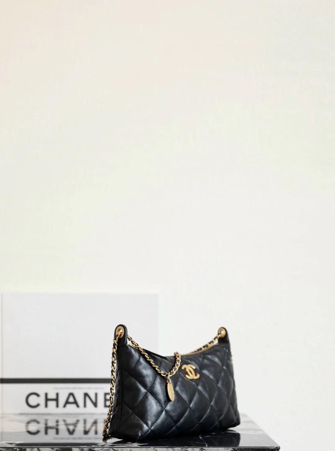 Chanel - ??? - Сумка-мешок на цепочке с монетами - Черная с золотой пряжкой