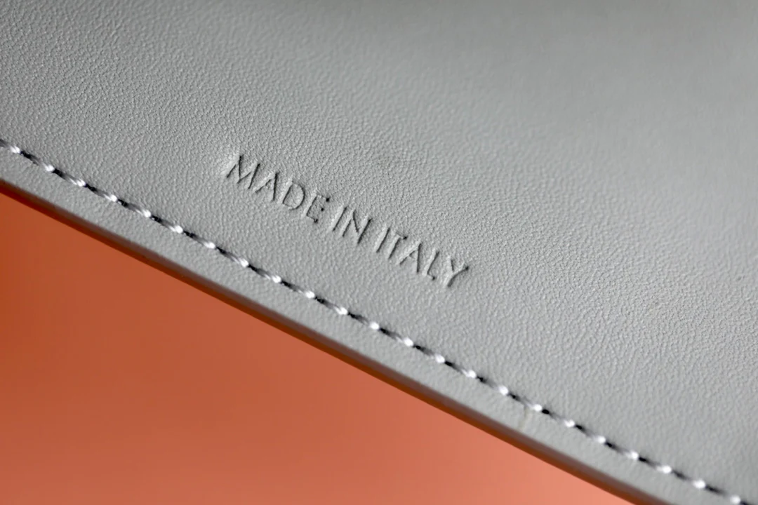 Celine TRIOMPHE 小号亮泽羊皮翻盖钱包-矿石灰