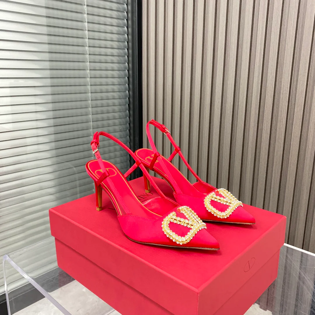 Valentino - Сандалии и туфли на каблуке с V-образной пряжкой