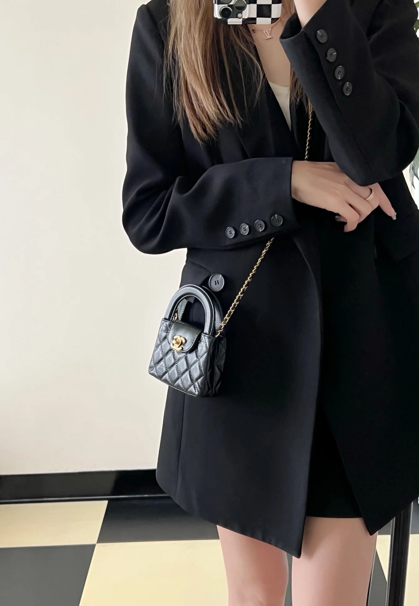 Миниатюрная сумочка Chanel Kelly на цепочке, черная.