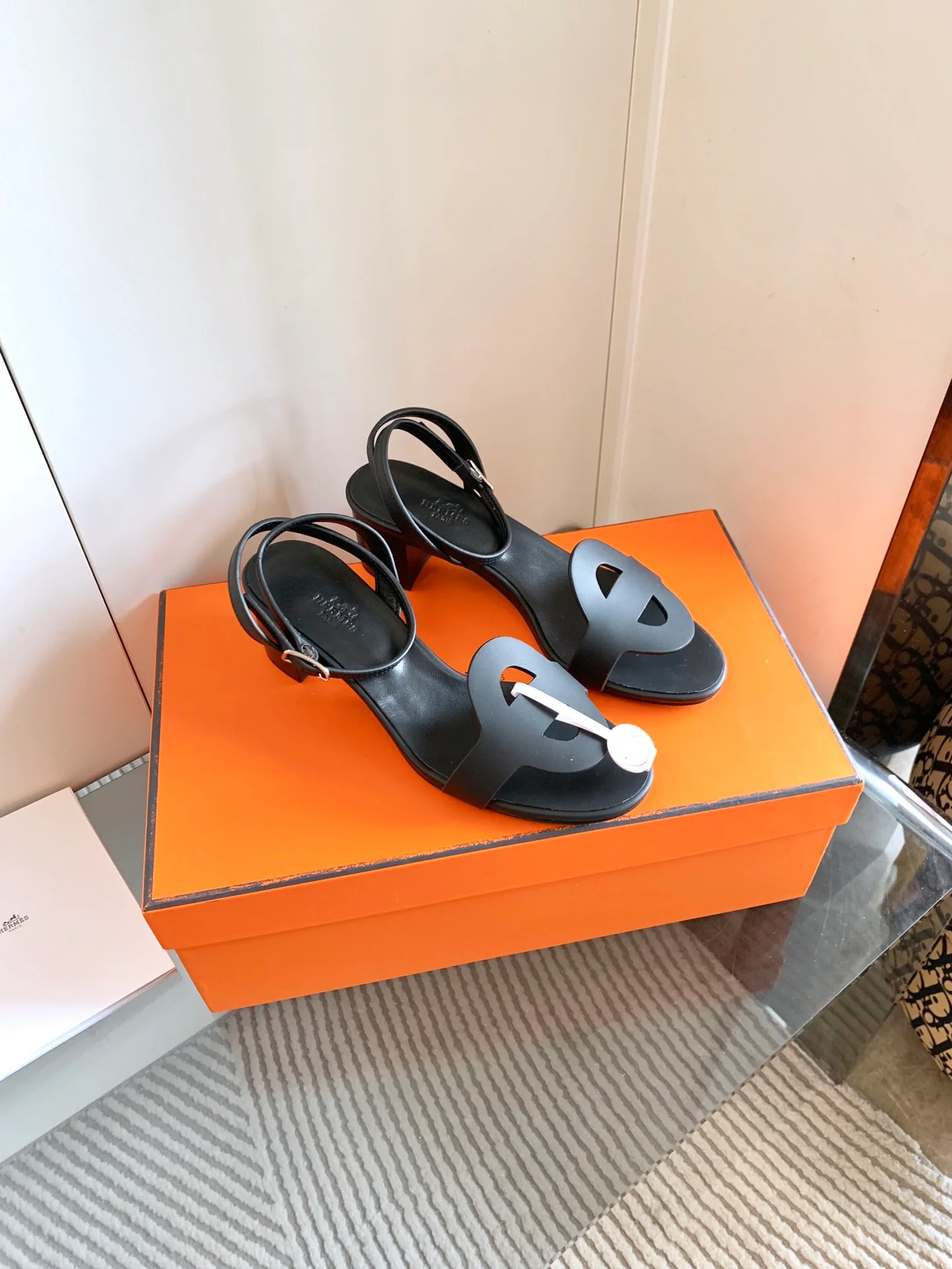 Сандалии Hermes 2024 на массивном каблуке - черные