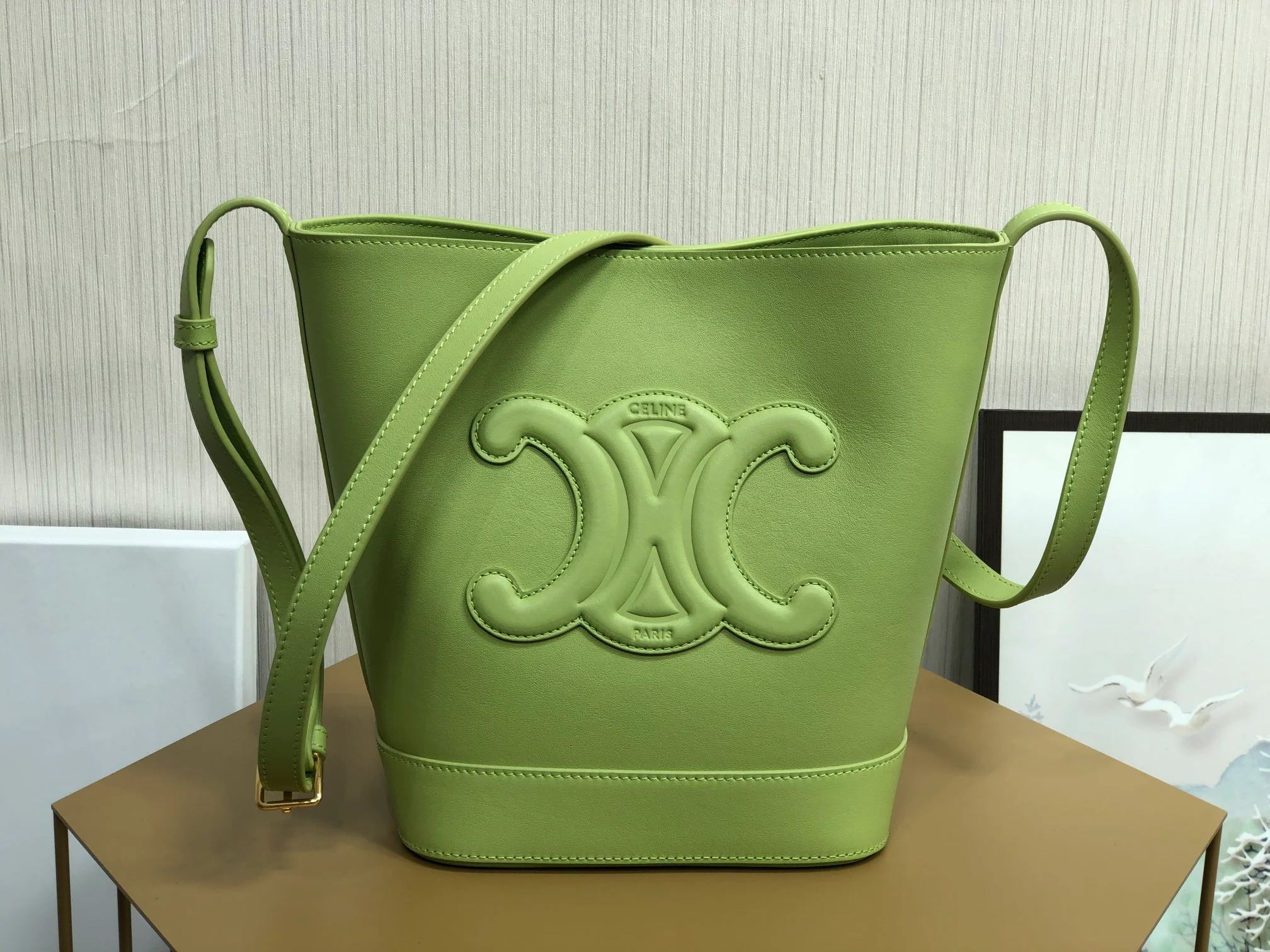 Новинка сезона весна/лето 2022 от Celine - Маленькая сумка-ведро из гладкой кожи Cuir Triomphe.