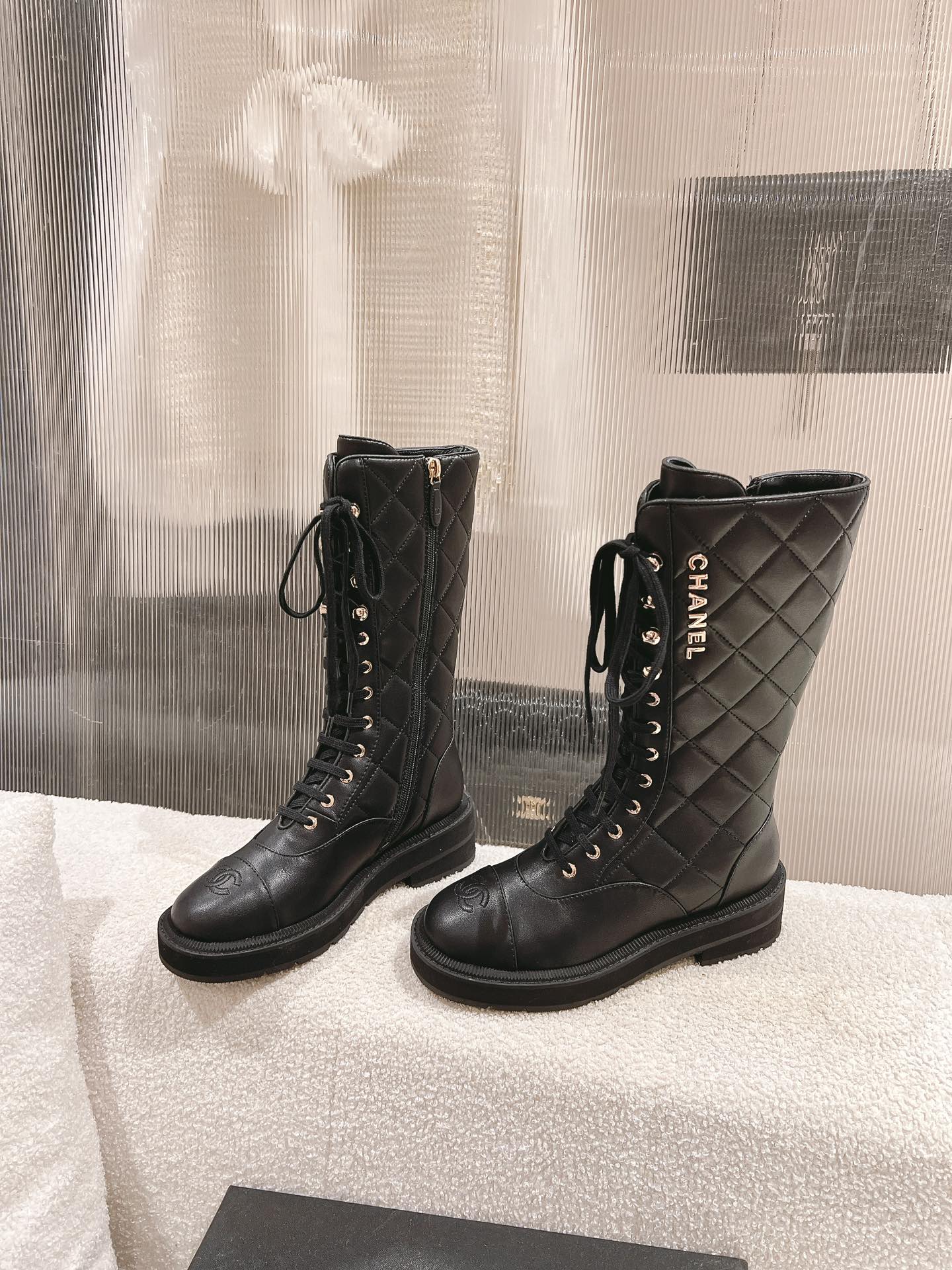 Стеганые ботинки Chanel 2024 — черные