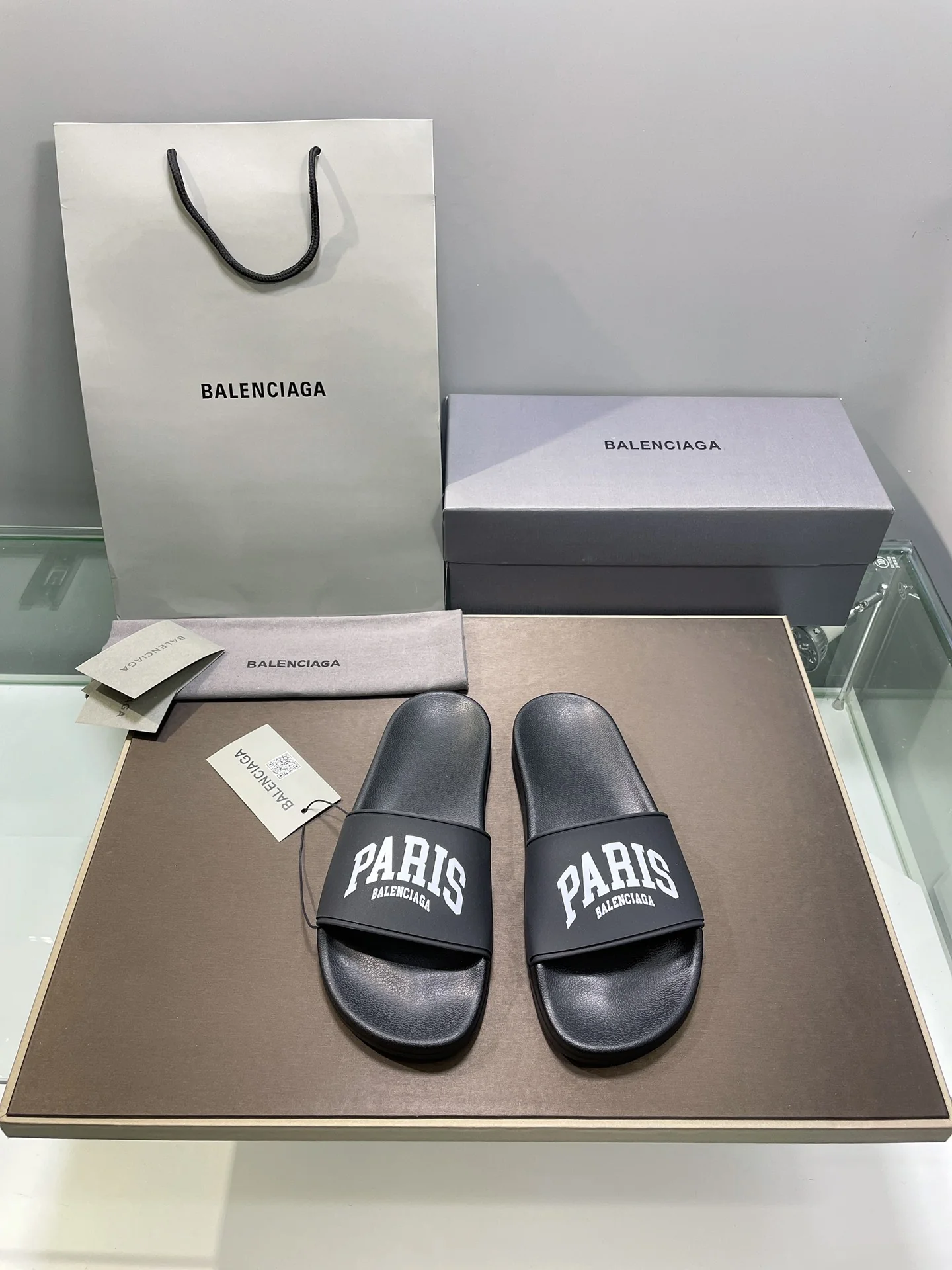 Balenciaga - Новая модель 2022 года - Тапочки с эффектом памяти и улучшенной упругостью - 1